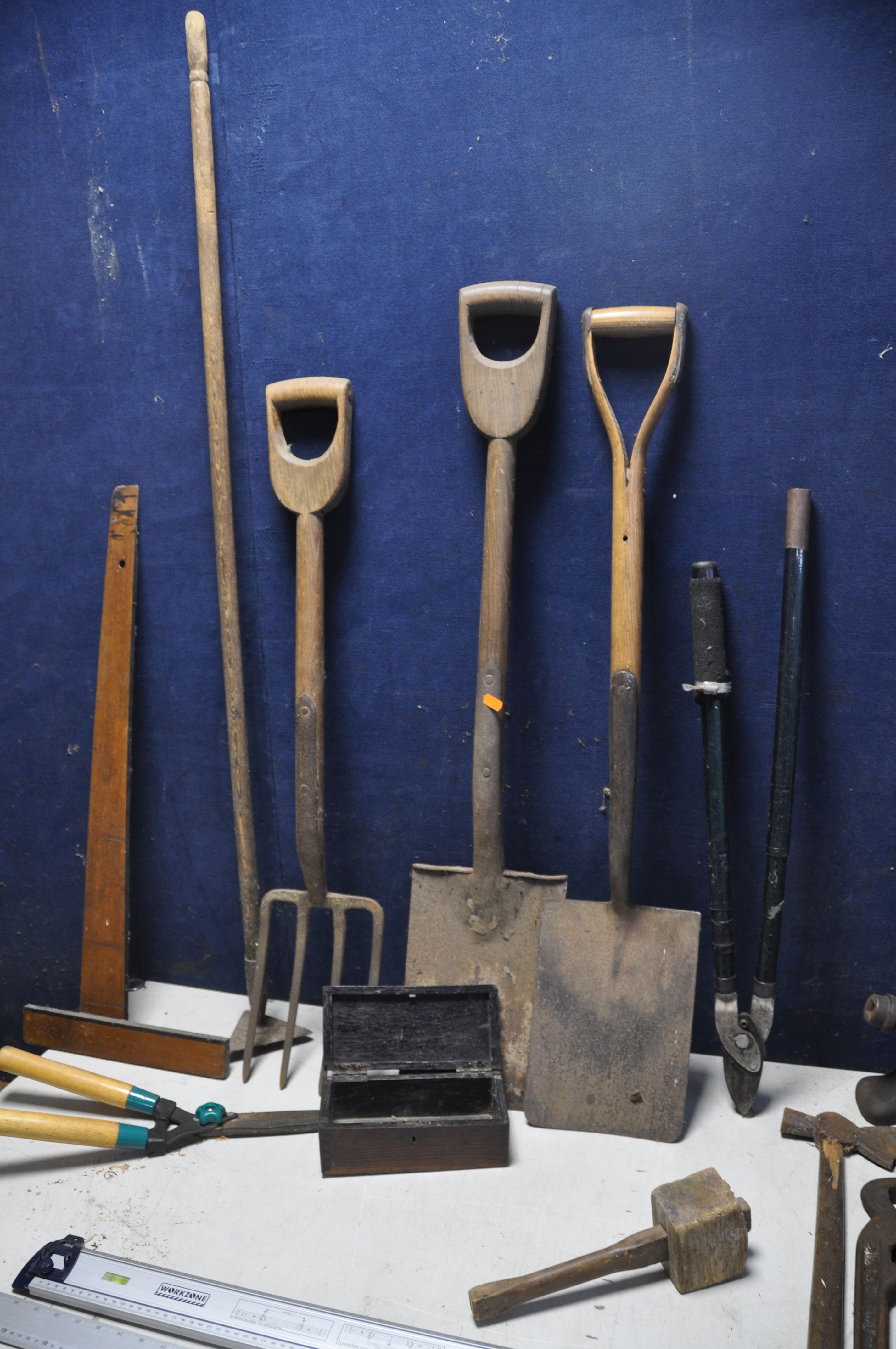 A COLLECTION OF VINTAGE AND GARDEN TOOLS to include shovel, fork, loppers, hammers, vintage tower