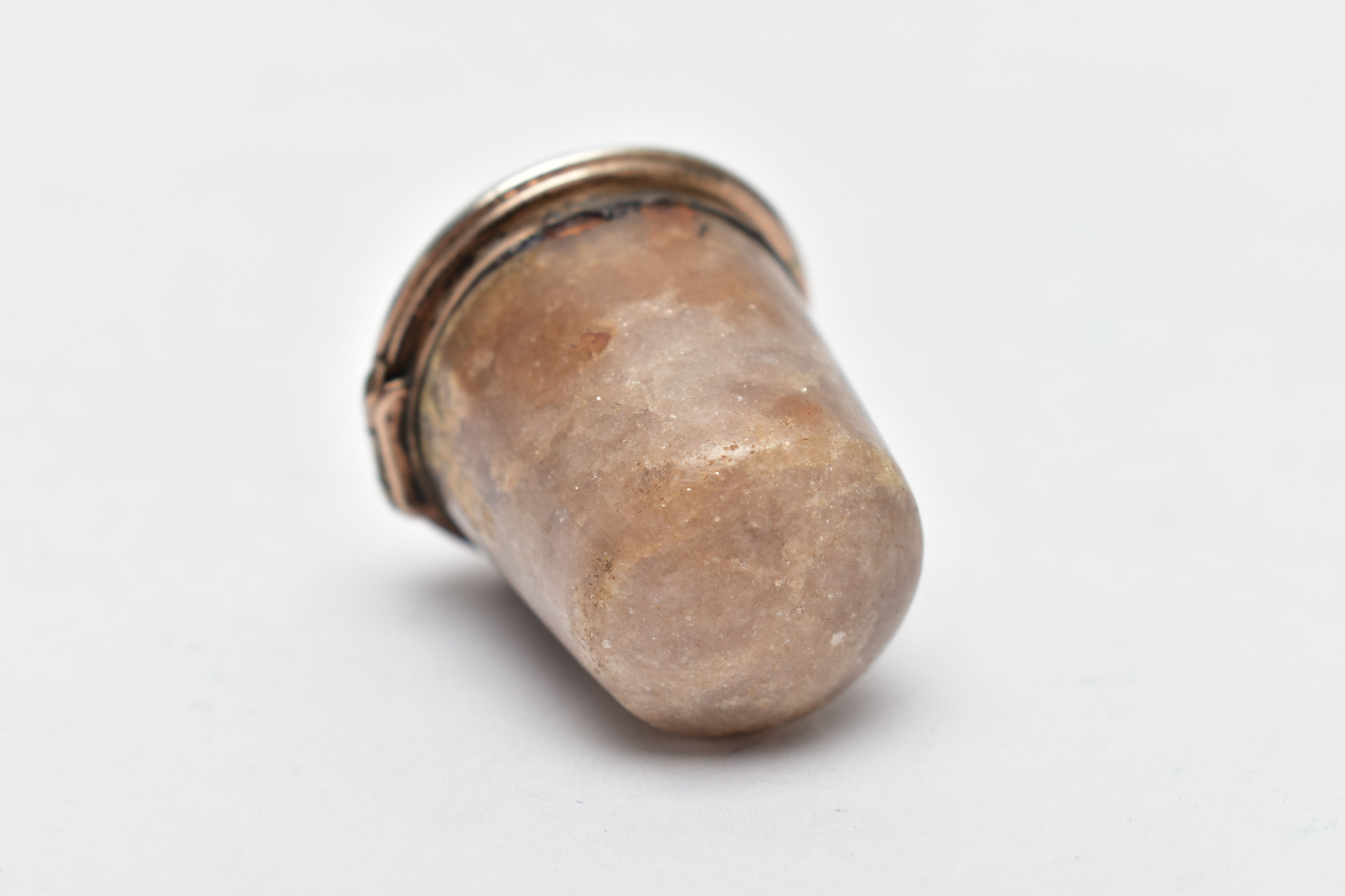 A HARDSTONE THIMBLE CASE WITH THIMBLE, carved hardstone case with hinged white metal mounted - Image 4 of 8