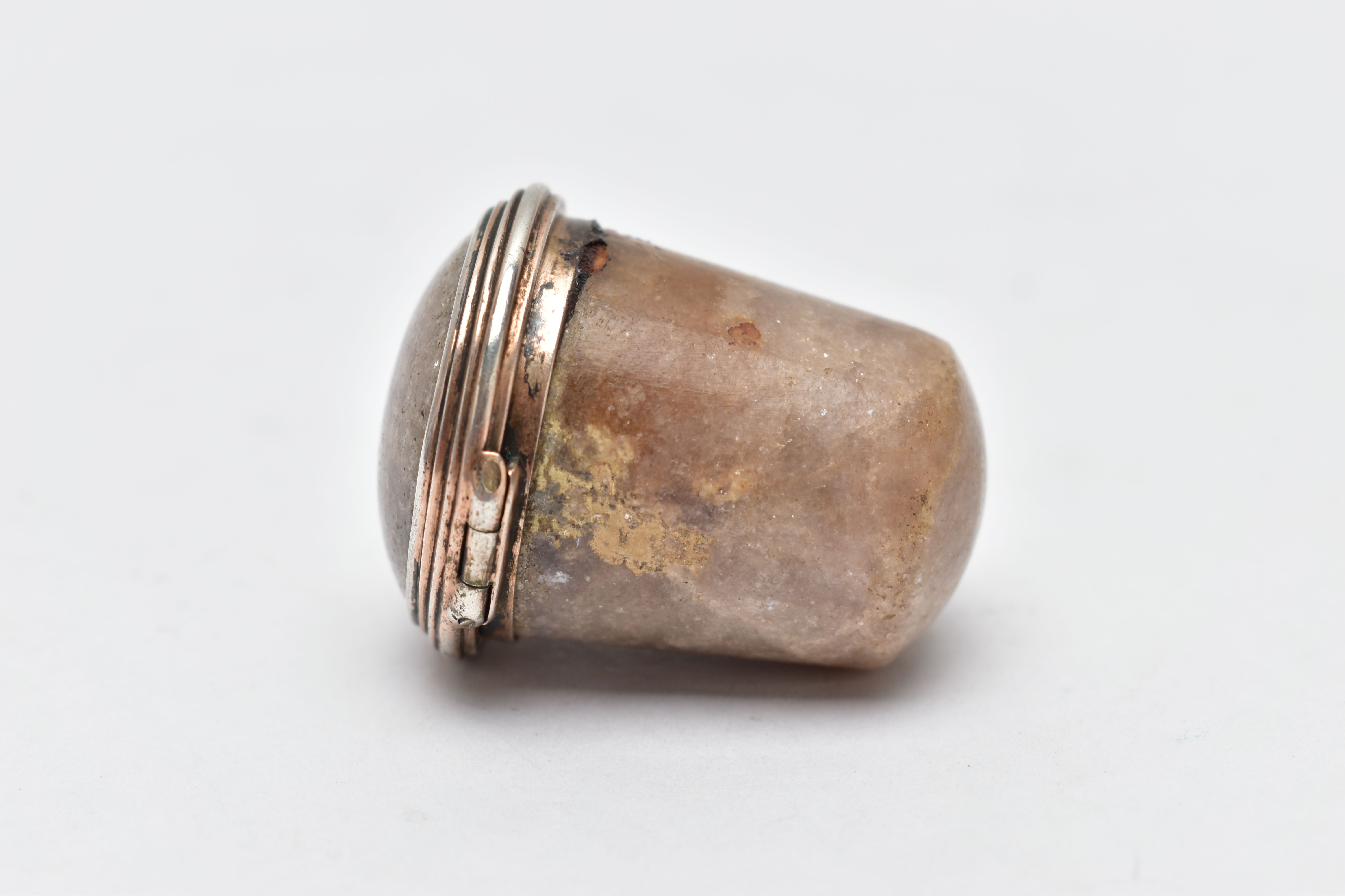 A HARDSTONE THIMBLE CASE WITH THIMBLE, carved hardstone case with hinged white metal mounted - Image 3 of 8