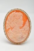 A YELLOW METAL CAMEO BROOCH, of an oval form, shell cameo depicting a lady in profile wearing a