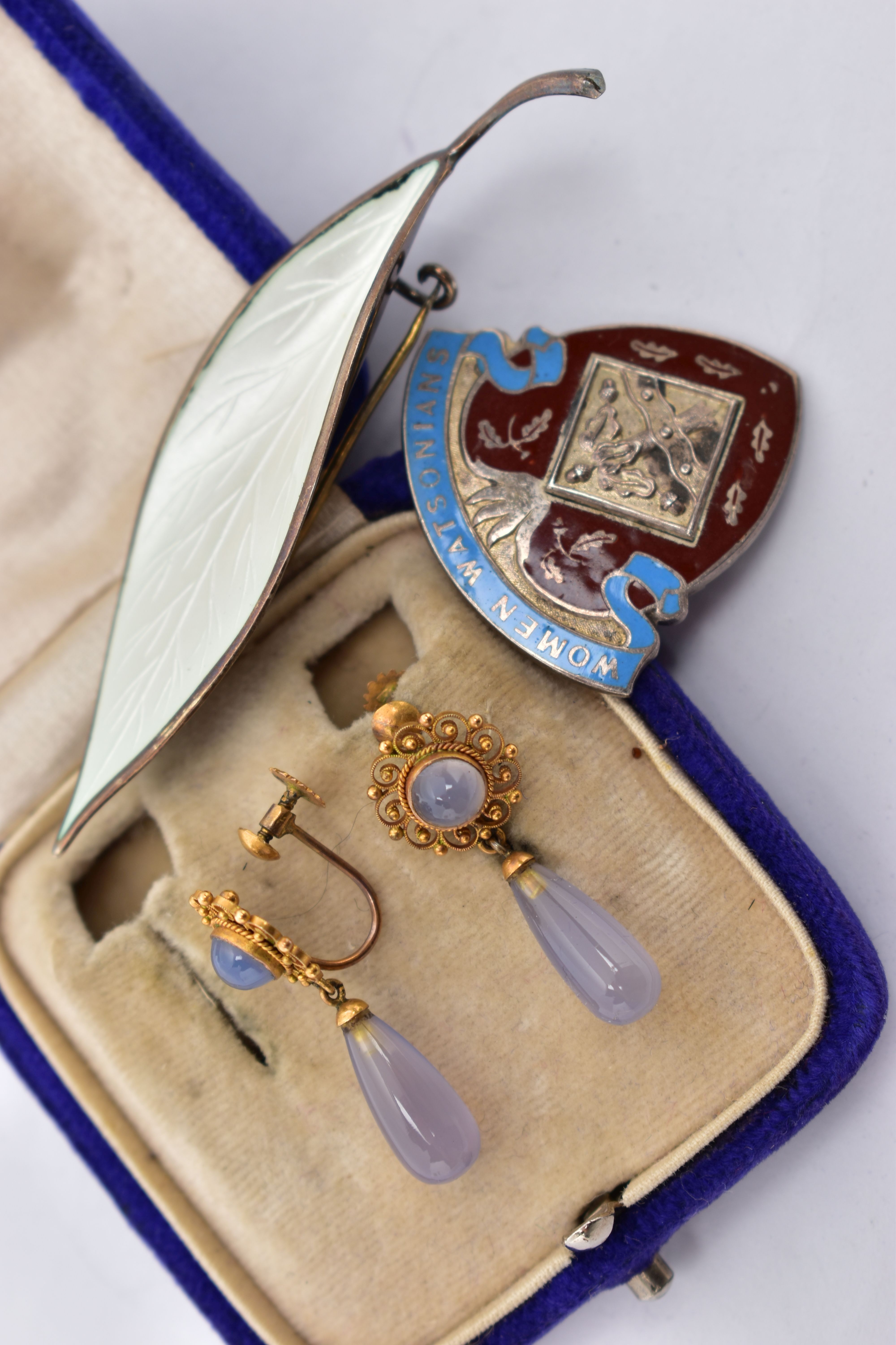 A PAIR OF YELLOW METAL CHALCEDONY DROP EARRINGS, A 'DAVID ANDERSON' ENAMEL NORWEGIAN BROOCH AND - Image 2 of 3