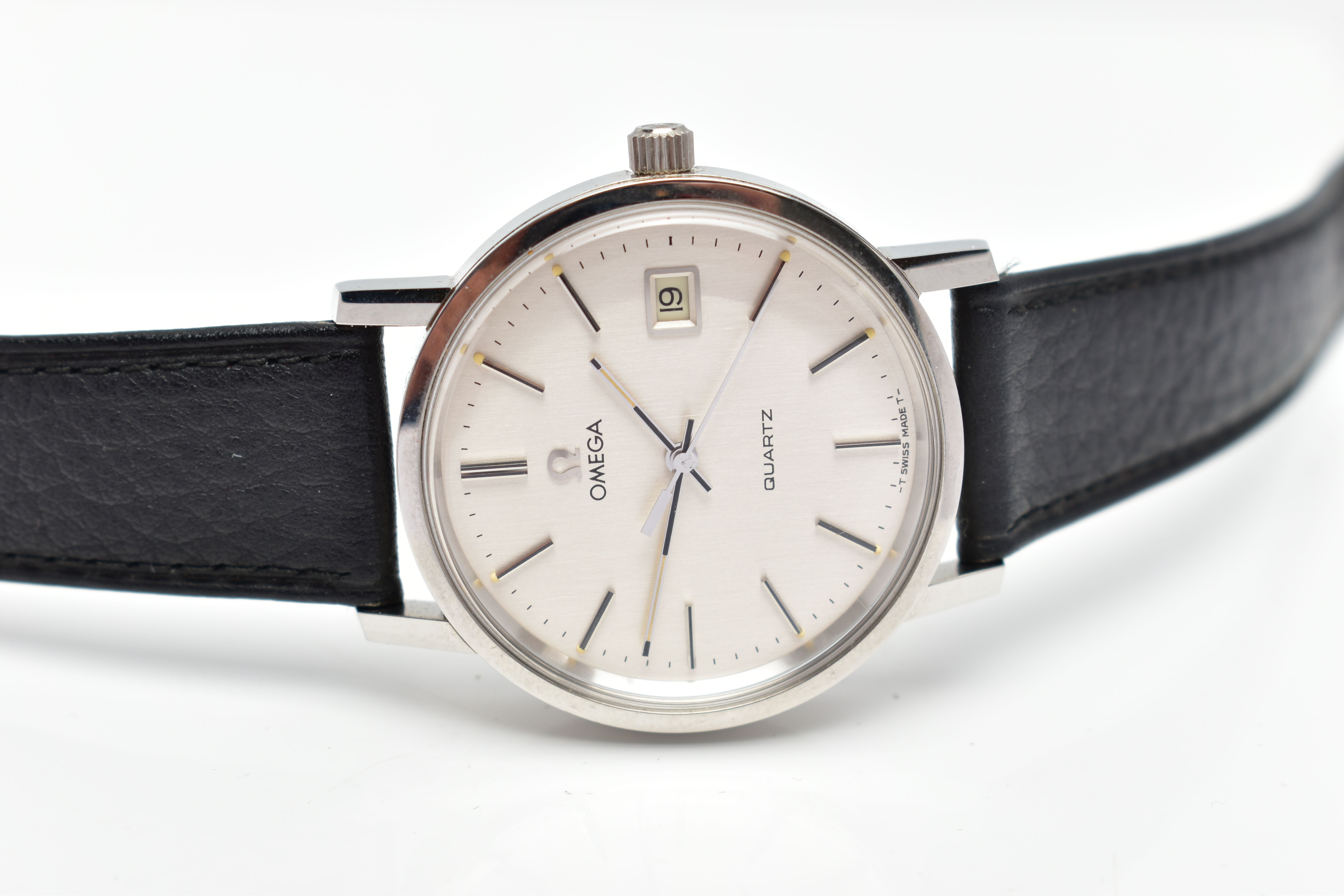 A GENTLEMANS OMEGA WRISTWATCH, the circular champagne dial, with baton hourly markers, date window - Image 4 of 8