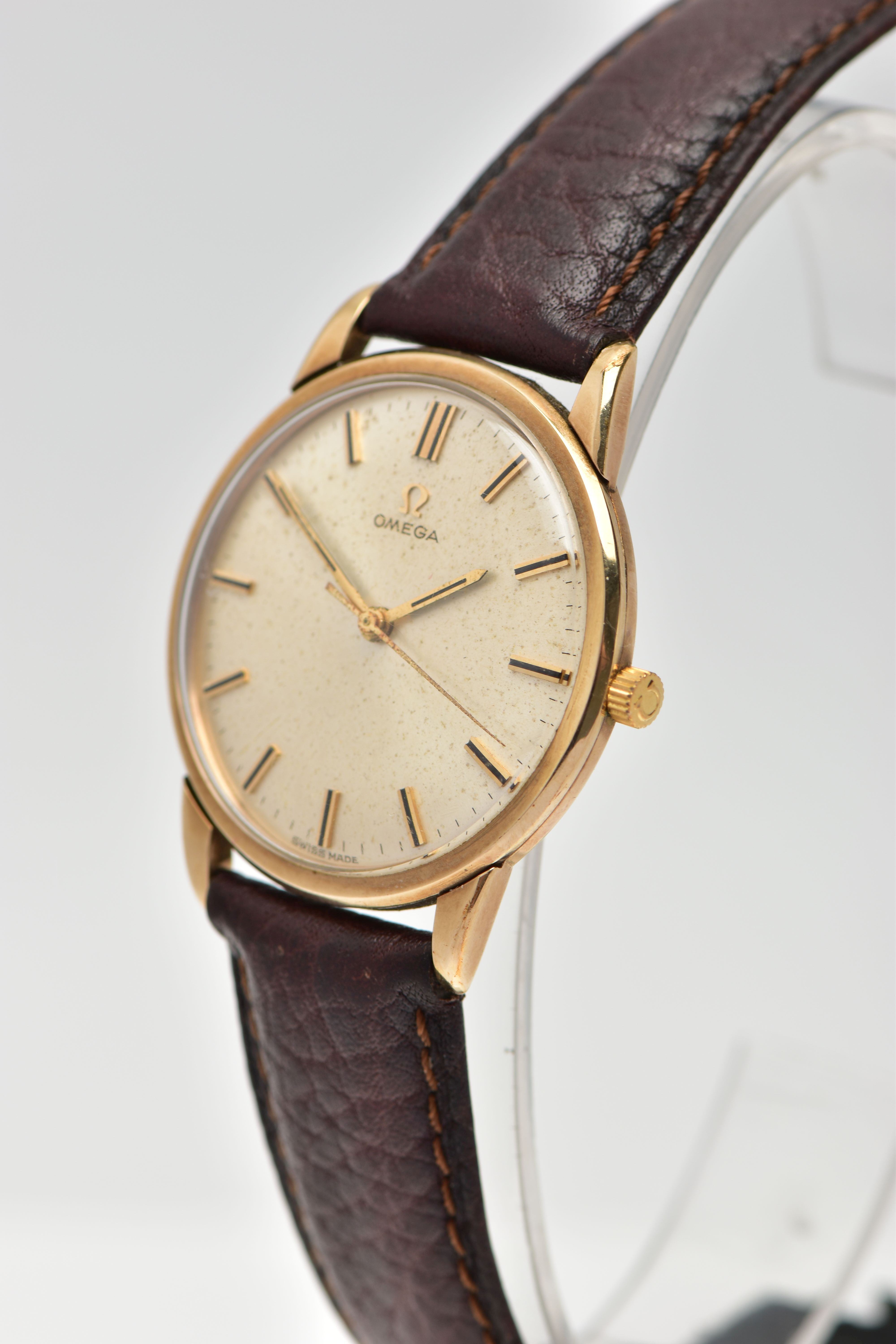 A GENTS 1960'S, 9CT GOLD 'OMEGA' WRISTWATCH, manual wind, round champagne dial signed 'Omega', baton - Bild 3 aus 6