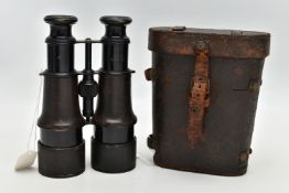 A PAIR OF WW1 BRITISH MILITARY ISSUE BINOCULARS ENGRAVED WITH A BROAD ARROW, also engraved with