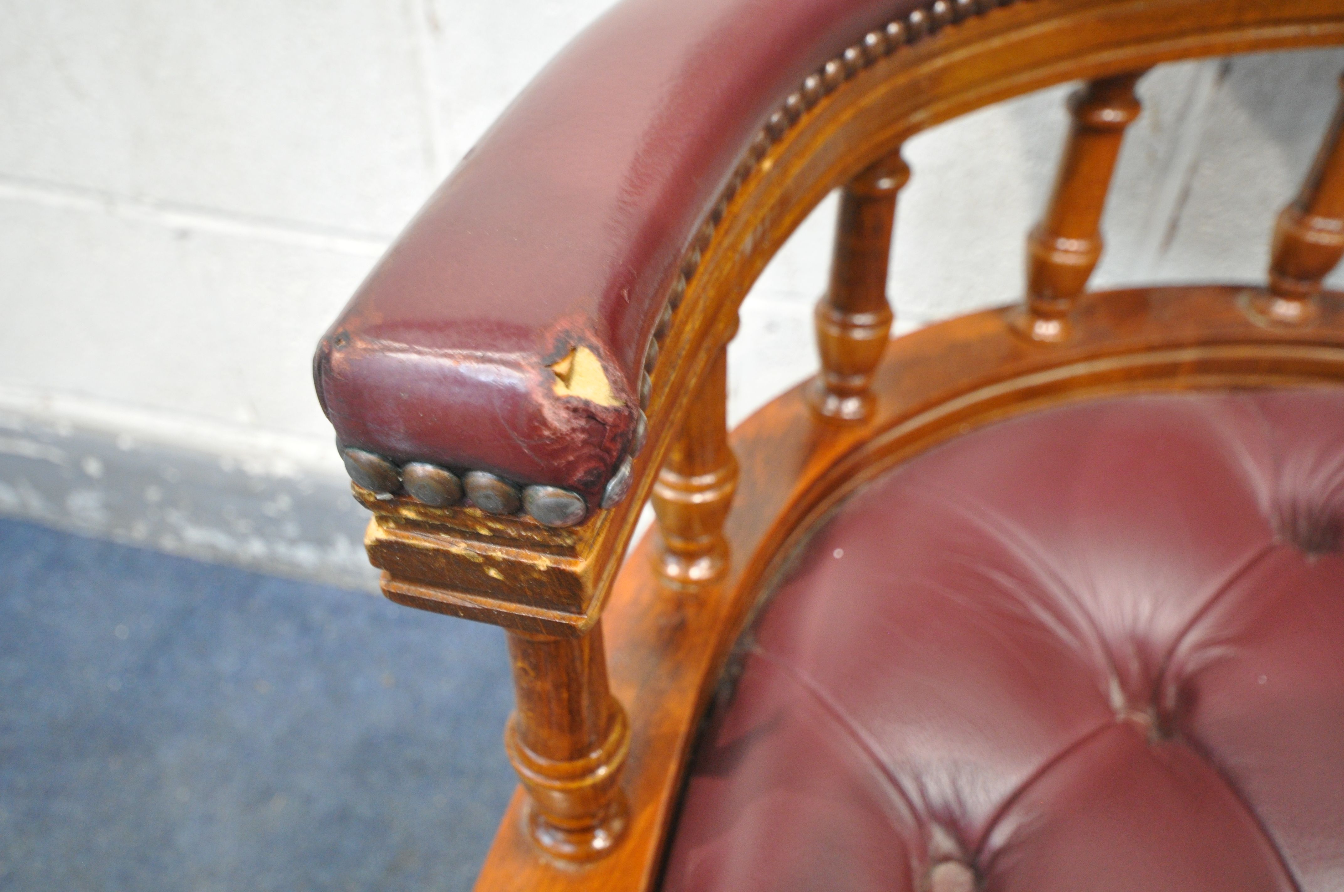 A BURGUNDY LEATHER SWIVEL OFFICE CHAIR, with buttoned back and seat, width 64cm x depth 69cm x - Image 2 of 4