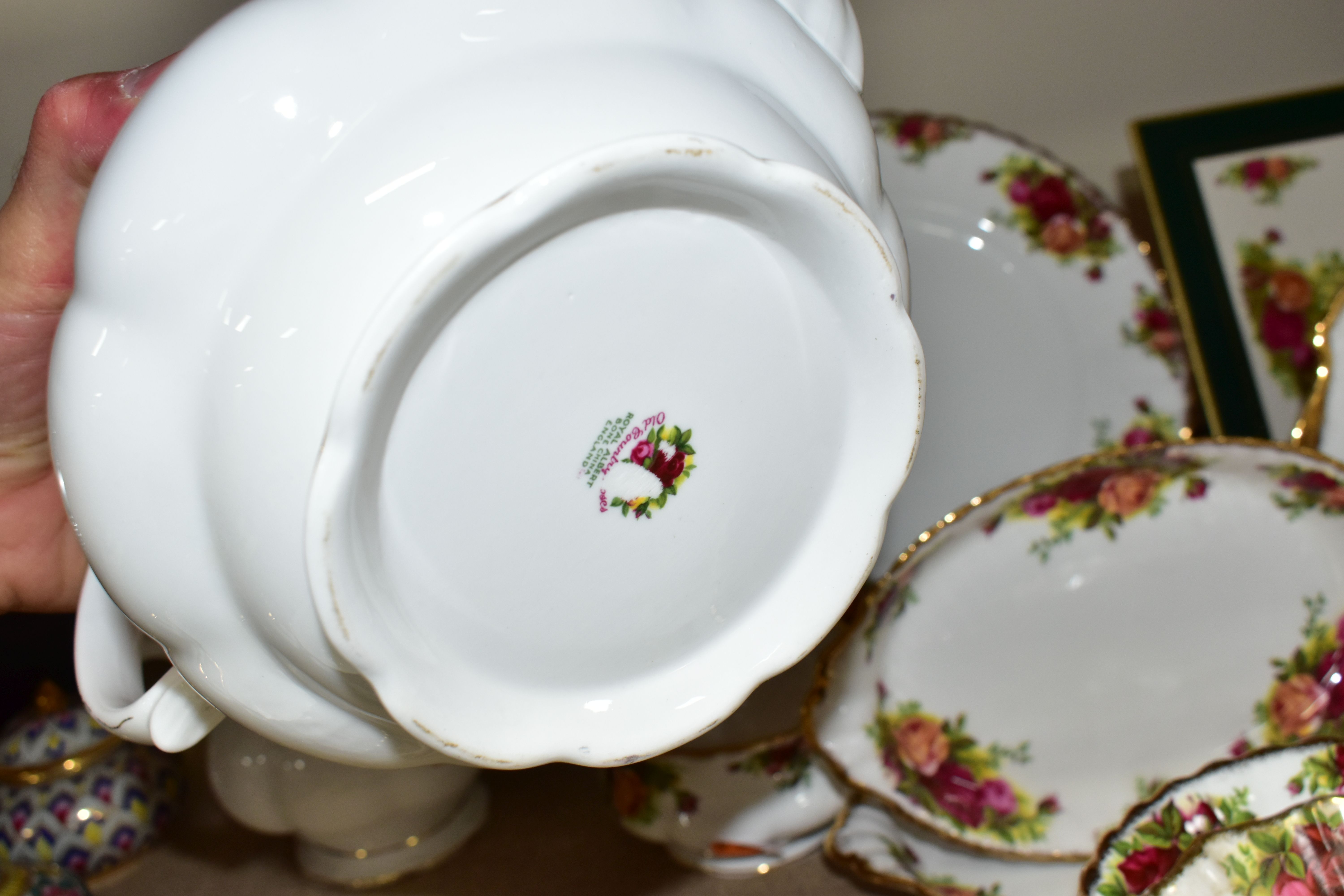 A QUANTITY OF ROYAL ALBERT 'OLD COUNTRY ROSES' PATTERN TEAWARES, comprising five cups, five saucers, - Image 9 of 10