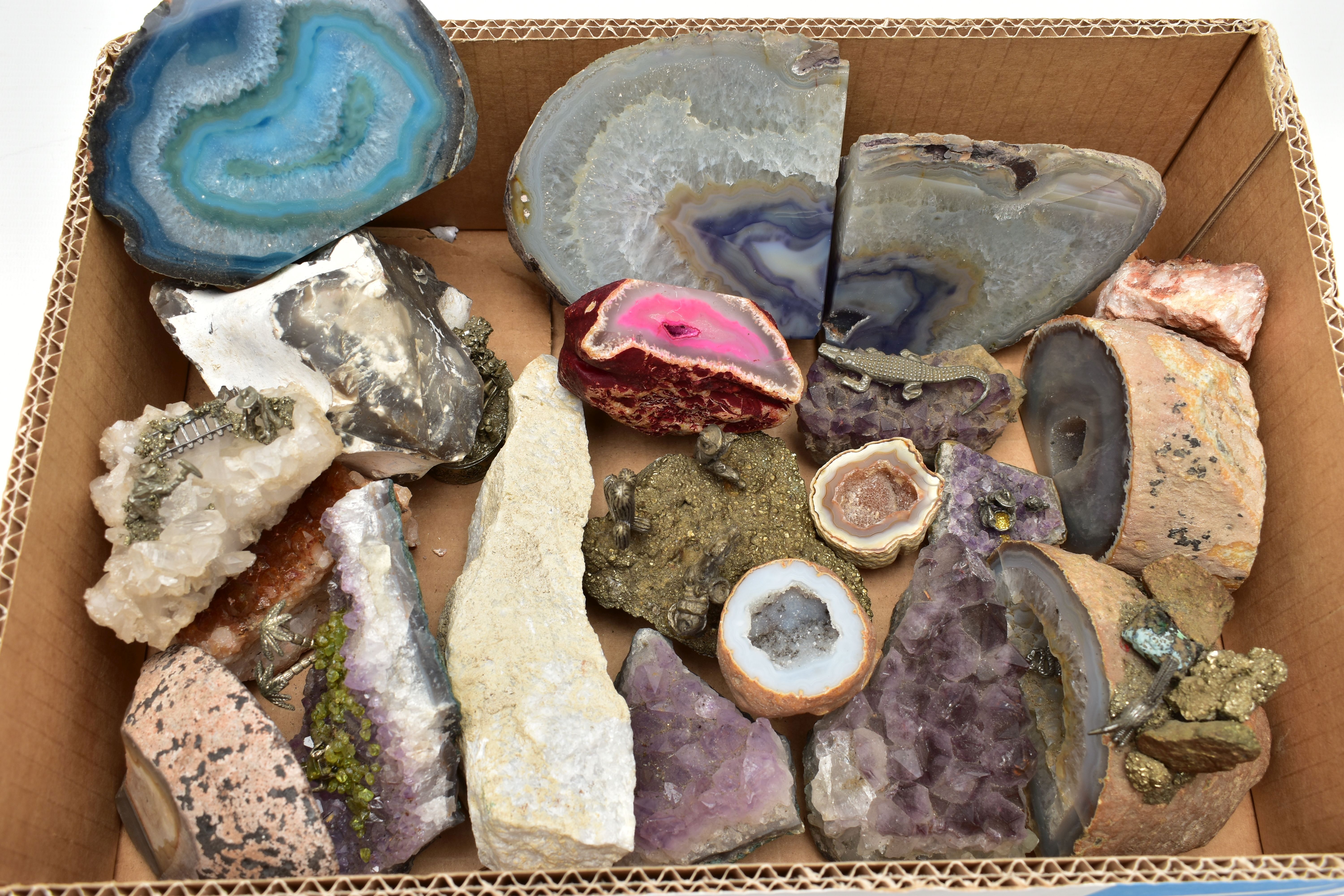 A BOX OF ASSORTED GEODES AND MINERAL SPECIMENS, to include quartz, amethyst and citrine, a various - Image 3 of 4