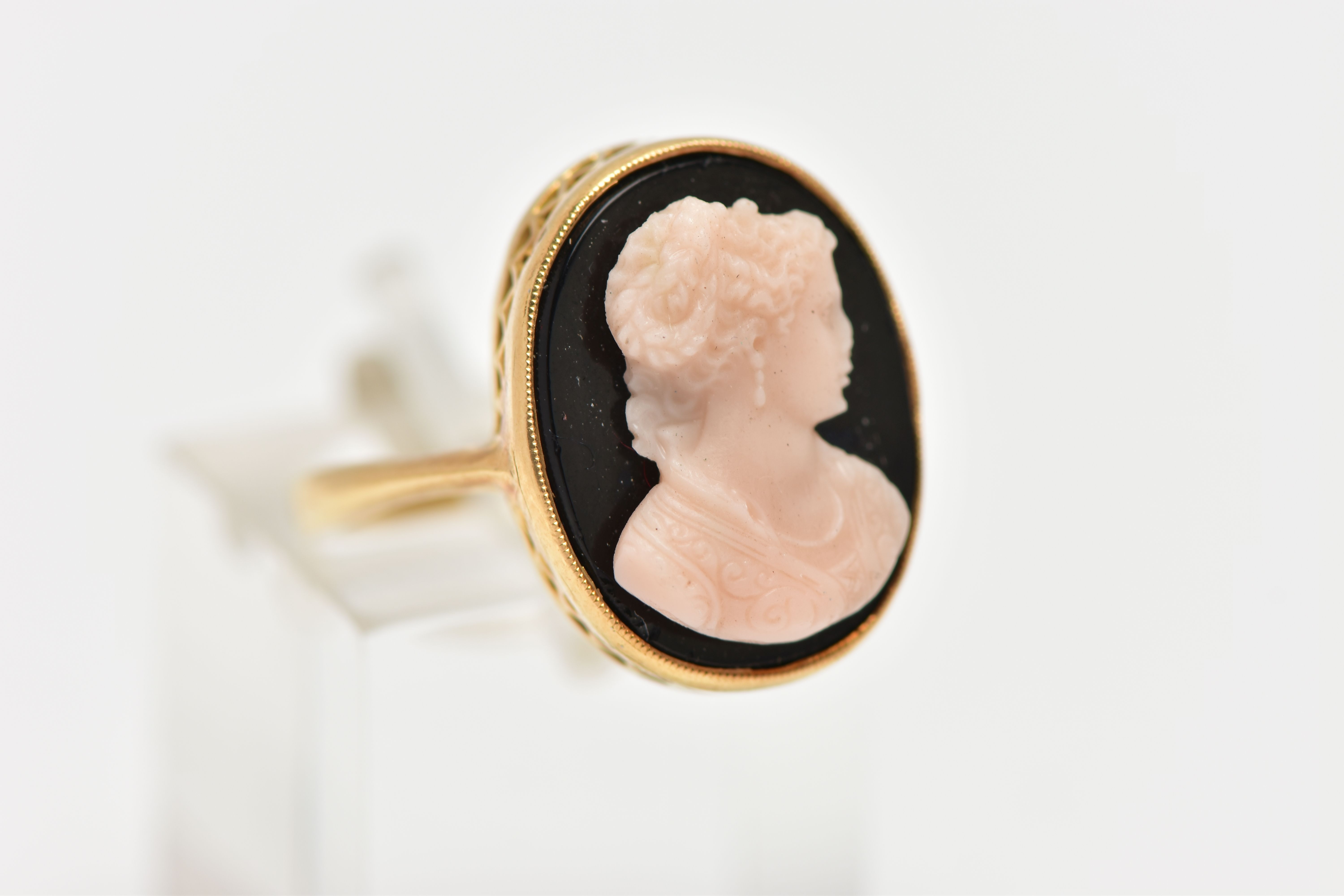 A YELLOW METAL CAMEO RING, oval onyx panel set with a raised cameo of a lady in profile, milgrain - Image 4 of 4