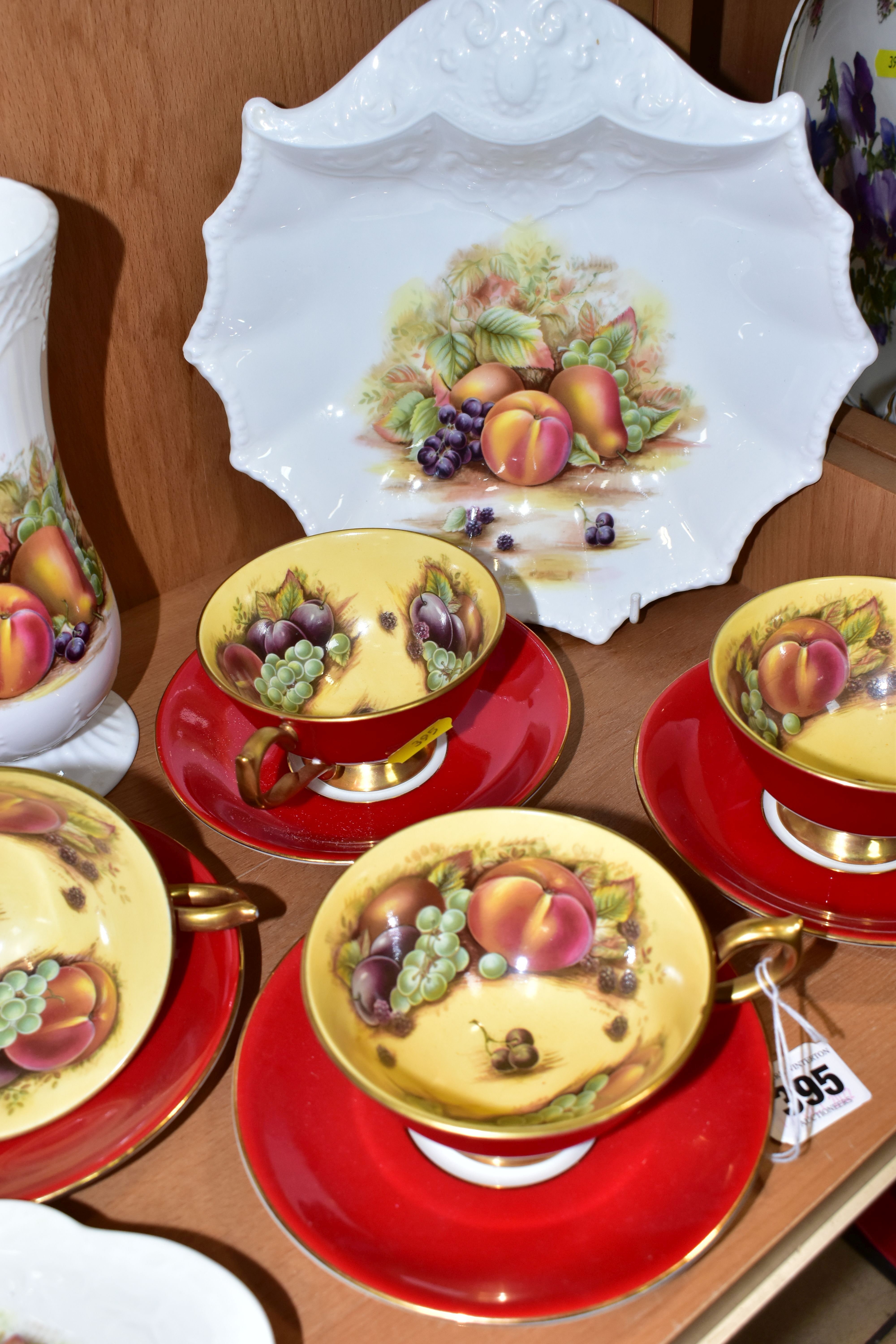 A GROUP OF AYNSLEY ORCHARD GOLD TEA AND GIFT WARES, comprising four cabinet cups and saucers, the - Image 3 of 6