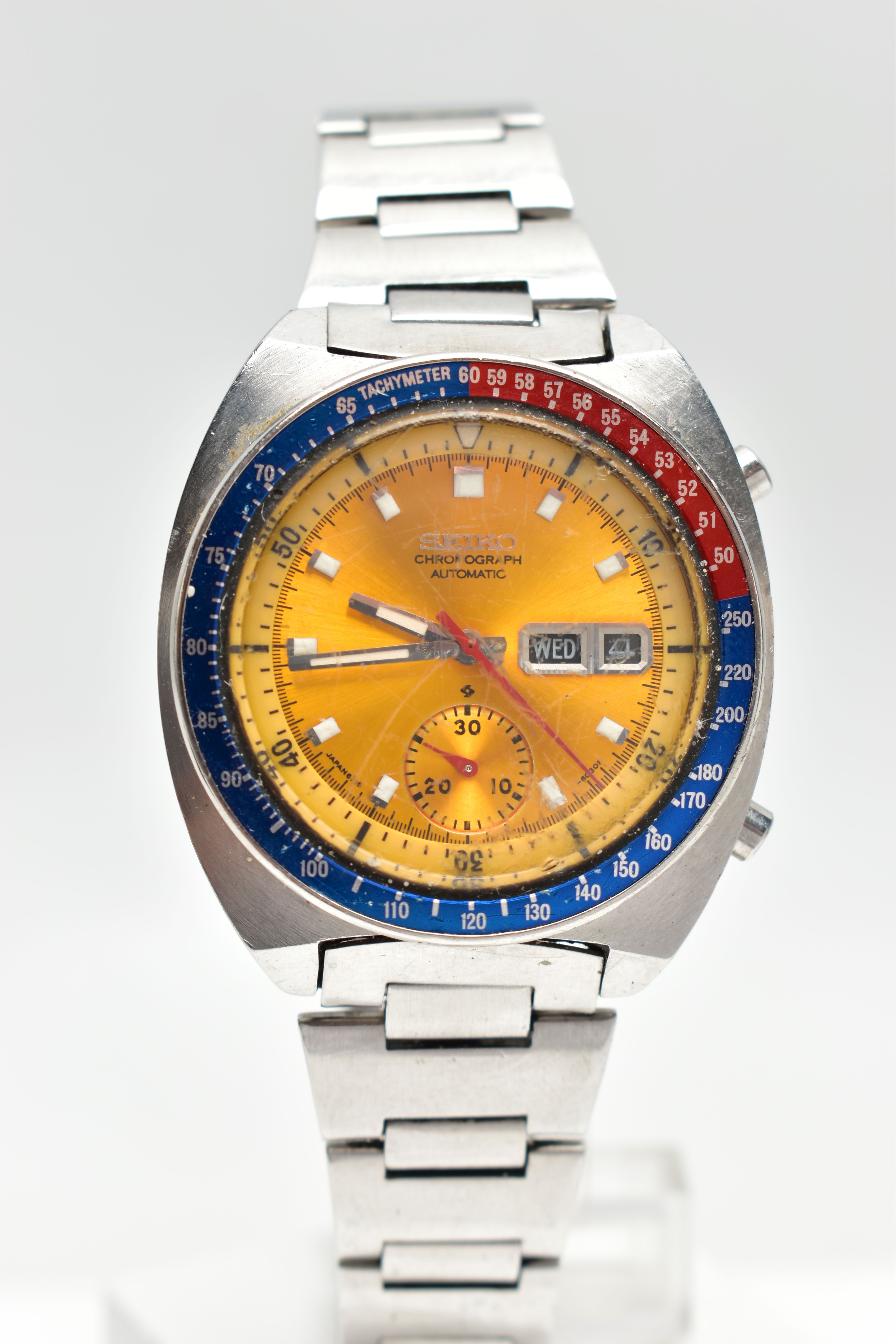 A 'SEIKO' WRISTWATCH, automatic movement, round yellow dial, signed 'Seiko chronograph automatic',