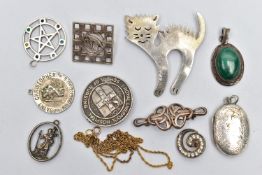 AN ASSORTMENT OF SILVER AND WHITE METAL JEWELLERY, to include a silver medallion brooch, signed '