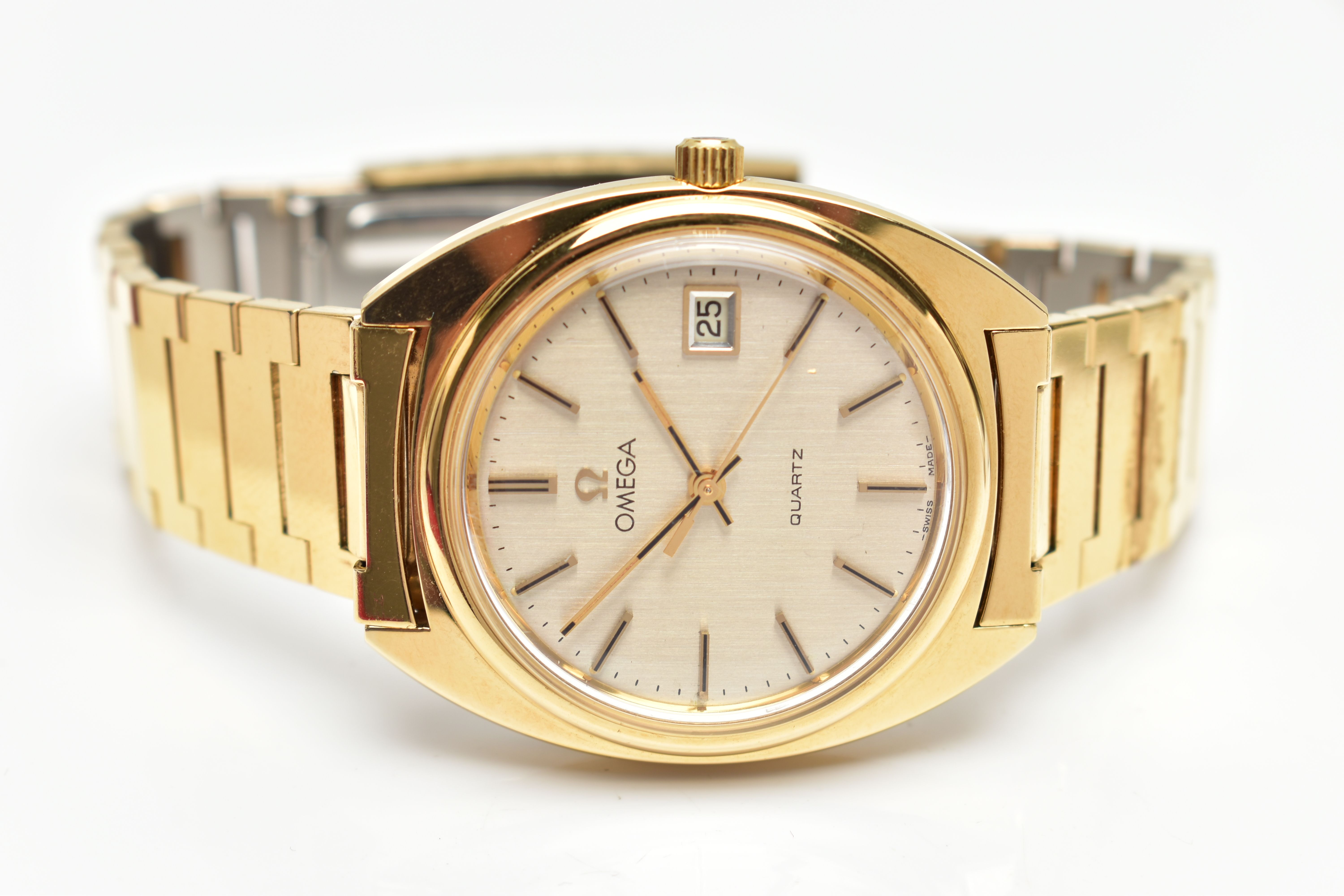 AN 'OMEGA' WRISTWATCH, a quartz movement, round champagne dial, signed 'Omega' baton markers, date - Image 4 of 7