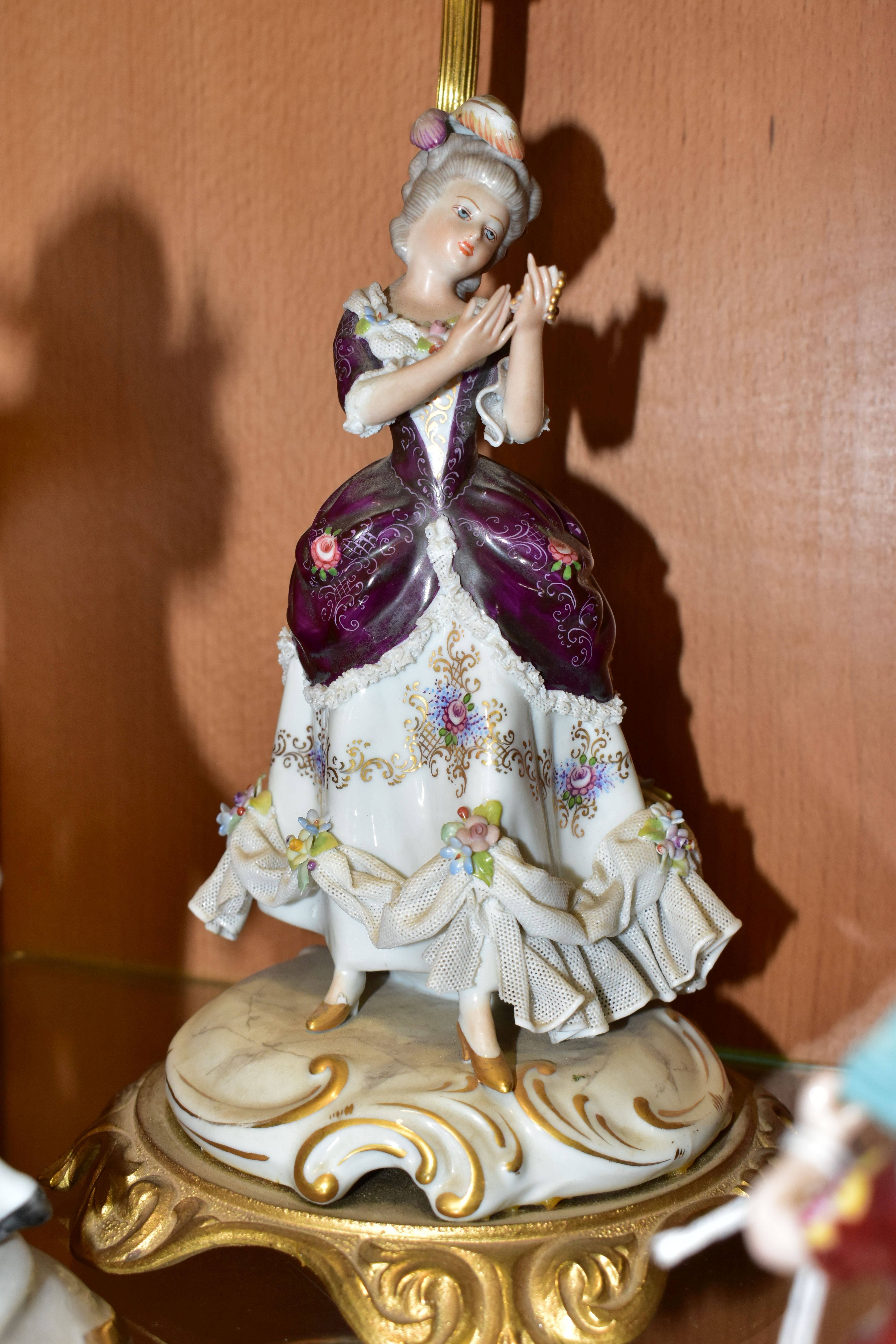 A LATE 19TH CENTURY CONTINENTAL PORCELAIN FLORAL ENCRUSTED MANTEL CLOCK, A FIGURAL TABLE LAMP AND - Image 7 of 13