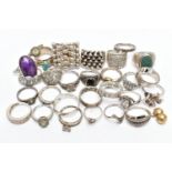 AN ASSORTMENT OF SILVER AND WHITE METAL RINGS, to include a large keepers ring, hallmarked 925