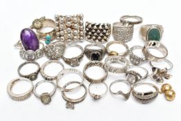 AN ASSORTMENT OF SILVER AND WHITE METAL RINGS, to include a large keepers ring, hallmarked 925