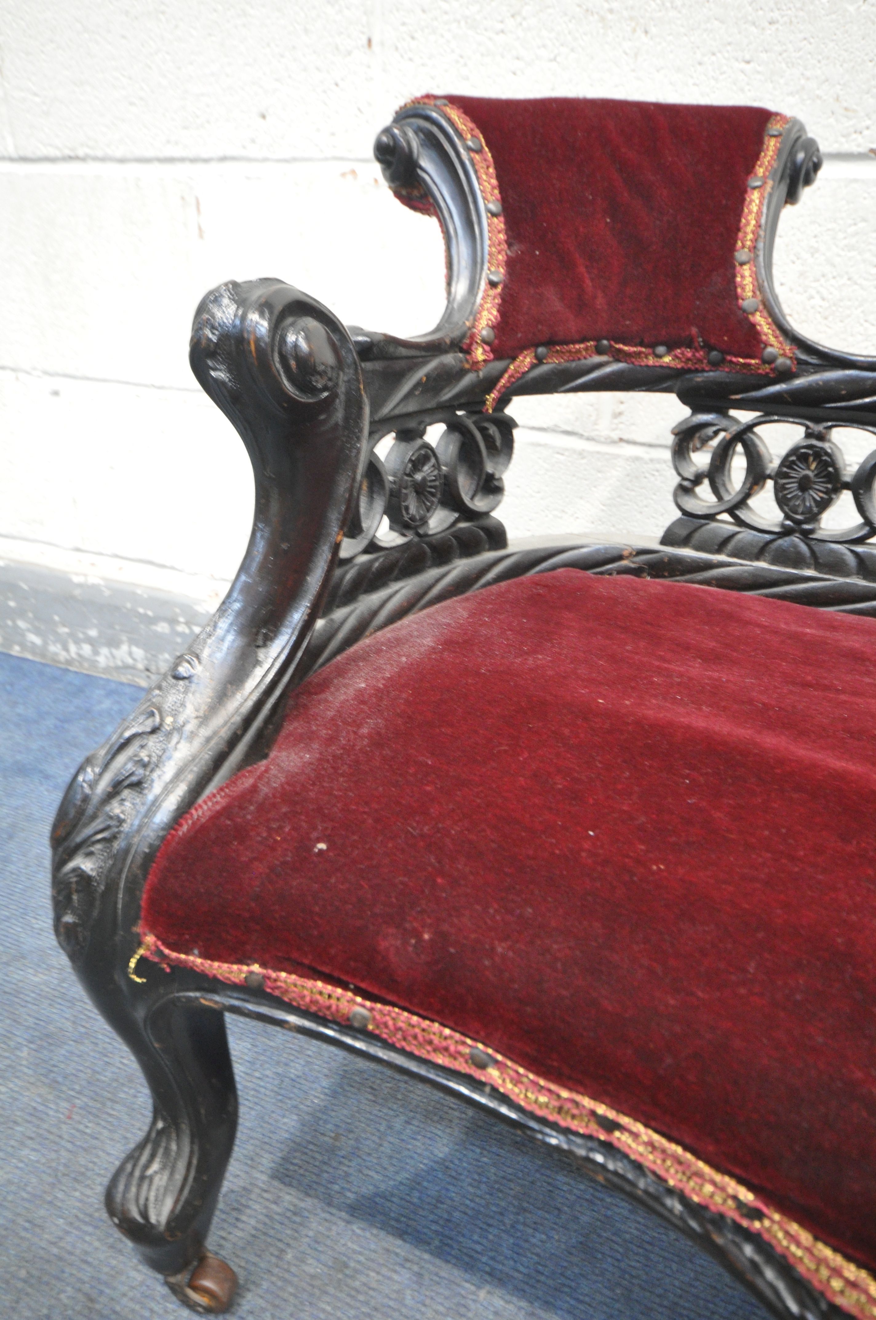 A 19TH CENTURY EBONISED CARVED WOOD SERPENTINE CHAISE LONGUE, of small proportions, having a - Image 4 of 4