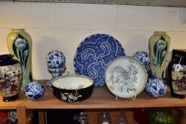 A GROUP OF ORIENTAL AND ORIENTAL INSPIRED CERAMICS, to include a pair of 'Korea' pattern bowls by