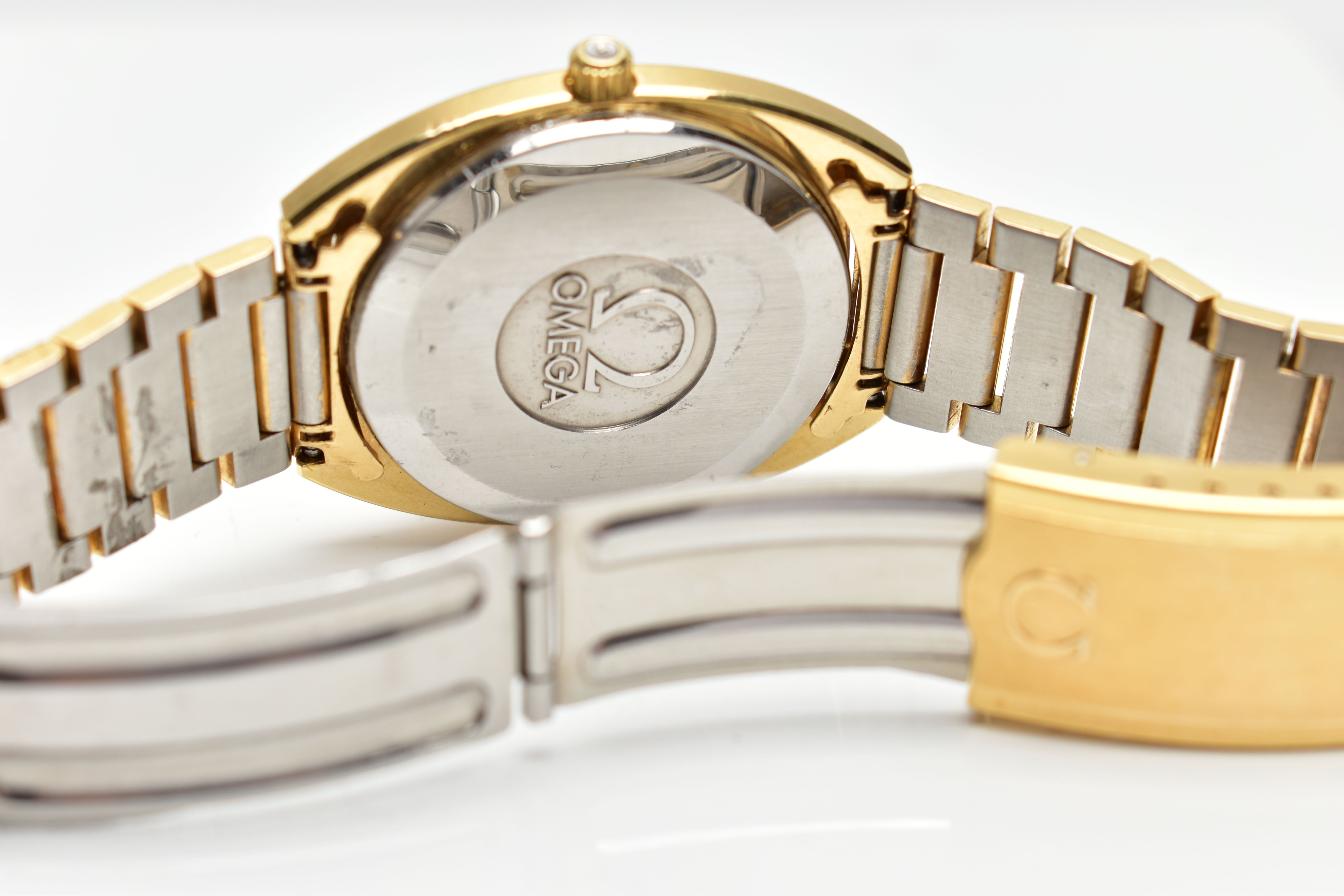 AN 'OMEGA' WRISTWATCH, a quartz movement, round champagne dial, signed 'Omega' baton markers, date - Image 5 of 7
