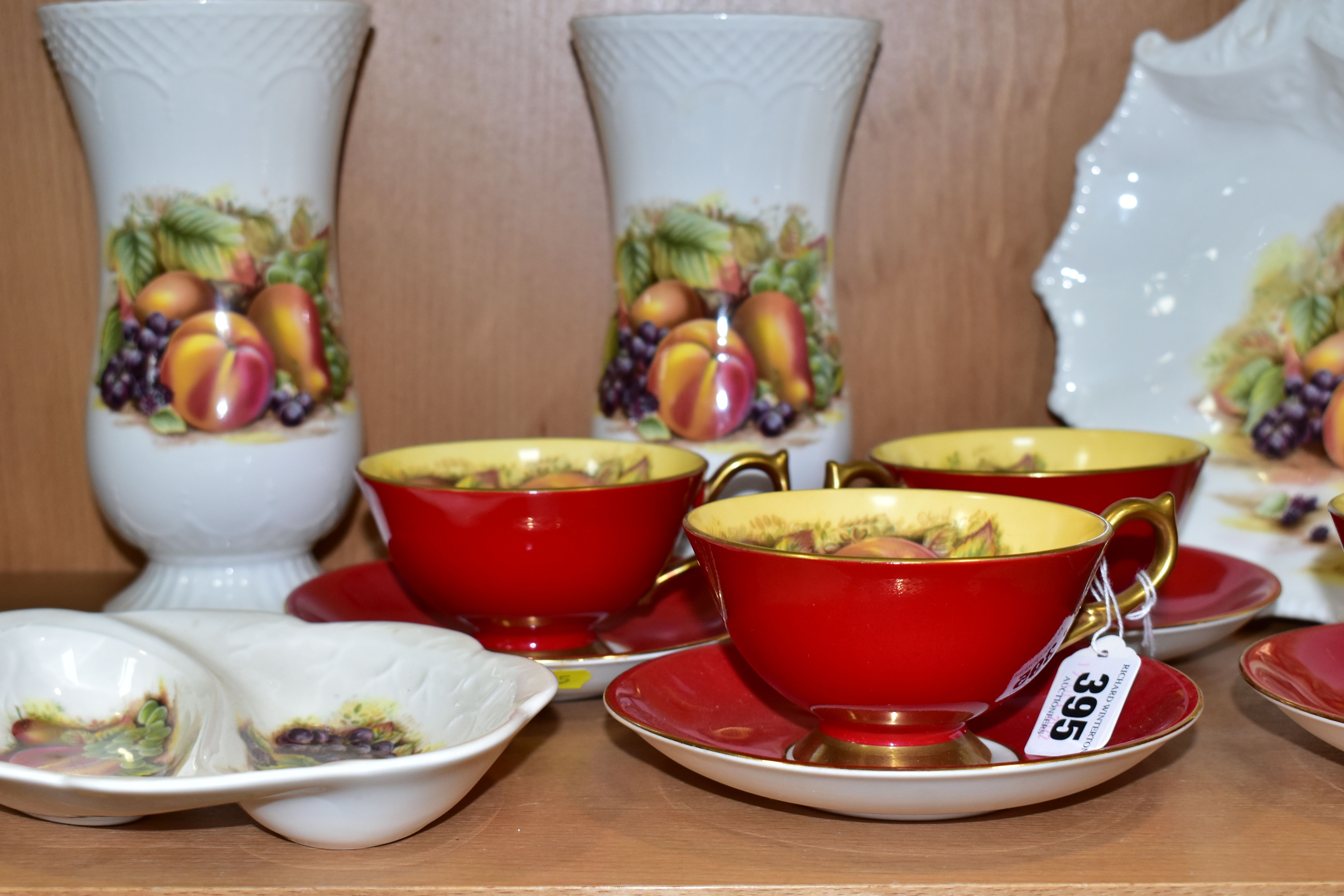 A GROUP OF AYNSLEY ORCHARD GOLD TEA AND GIFT WARES, comprising four cabinet cups and saucers, the - Image 6 of 6