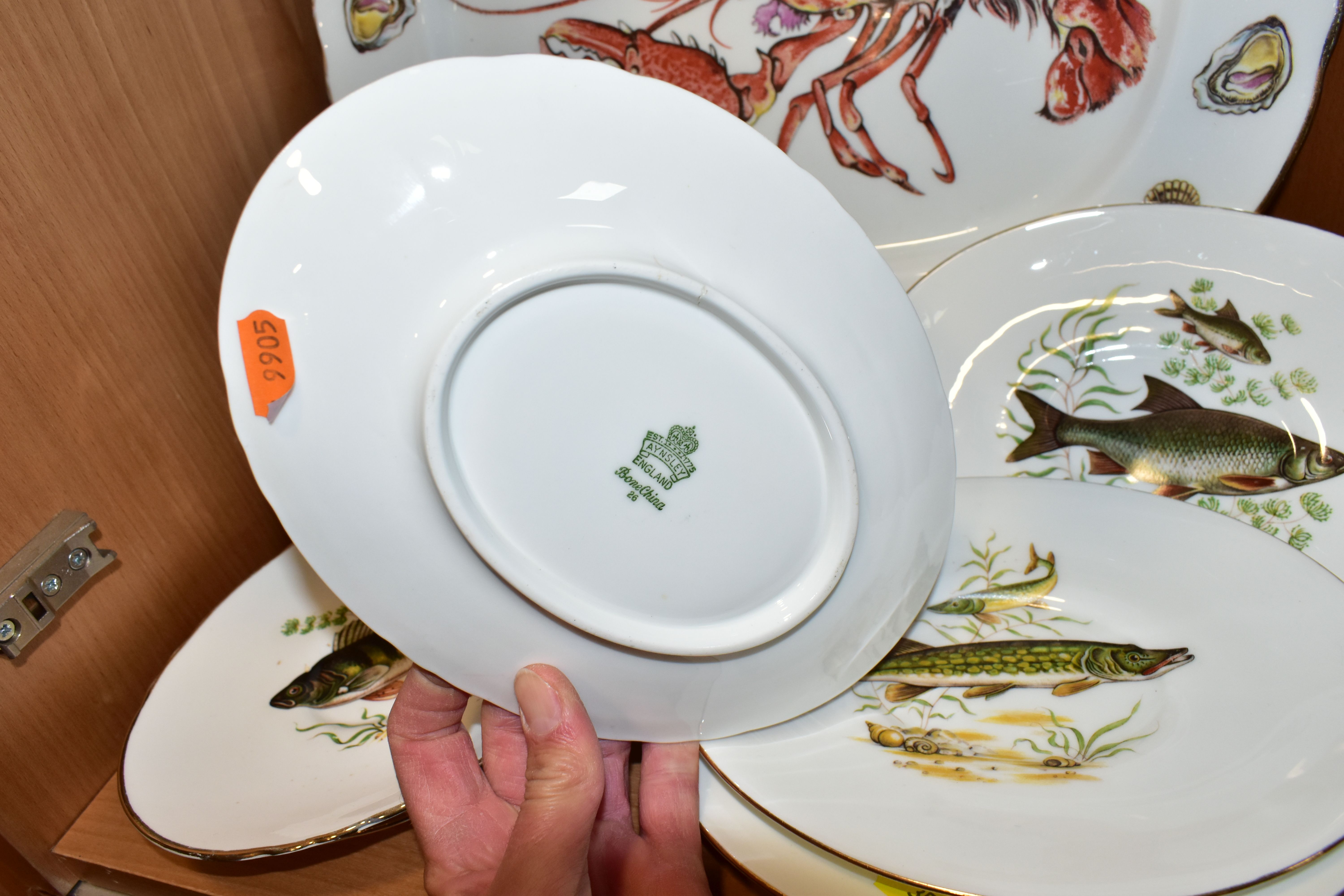 TWELVE PIECES OF AYNSLEY BONE CHINA PRINTED WITH FISH AND SHELLFISH DESIGNS, comprising an oval - Image 5 of 7