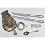 AN ASSORTMENT OF SILVER, to include a silver desk clip, hallmarked 'Daniel & John Wellby' London