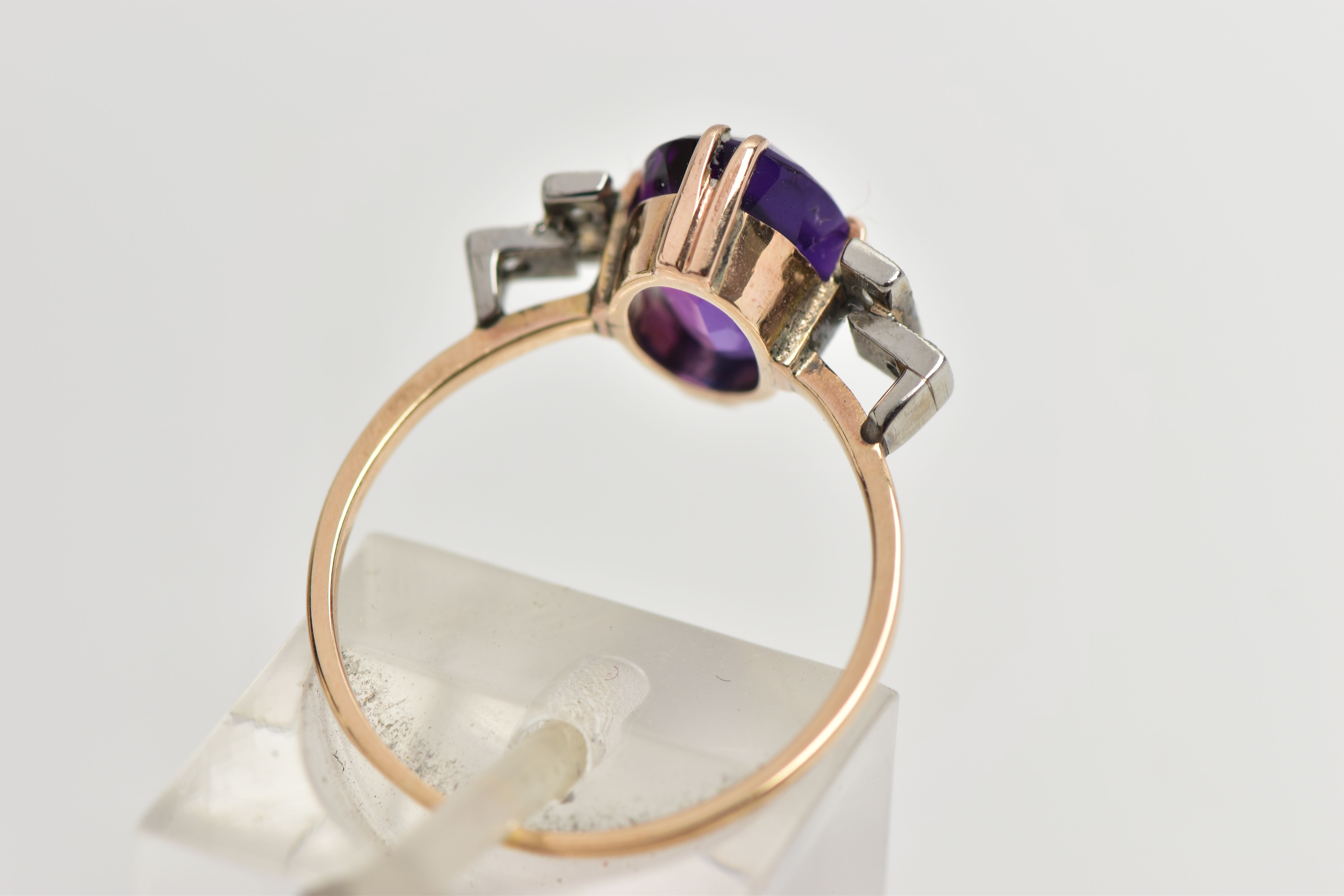 AN EARLY 20TH CENTURY DRESS RING, an oval cut deep purple amethyst, prong set in yellow gold, - Image 3 of 4