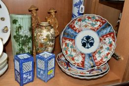 A GROUP OF LATE 19TH AND 20TH CENTURY CHINESE AND JAPANESE CERAMICS AND AN IDENTICAL PAIR OF RESIN