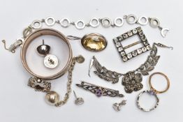 A SMALL QUANTITY OF JEWELLERY, to include an openwork circular link line bracelet with fold over