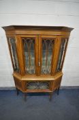 AN EARLY 20TH CENTURY SHERATON REVIVAL MAHOGANY AND BOXWOOD STRING DISPLAY CABINET, having an