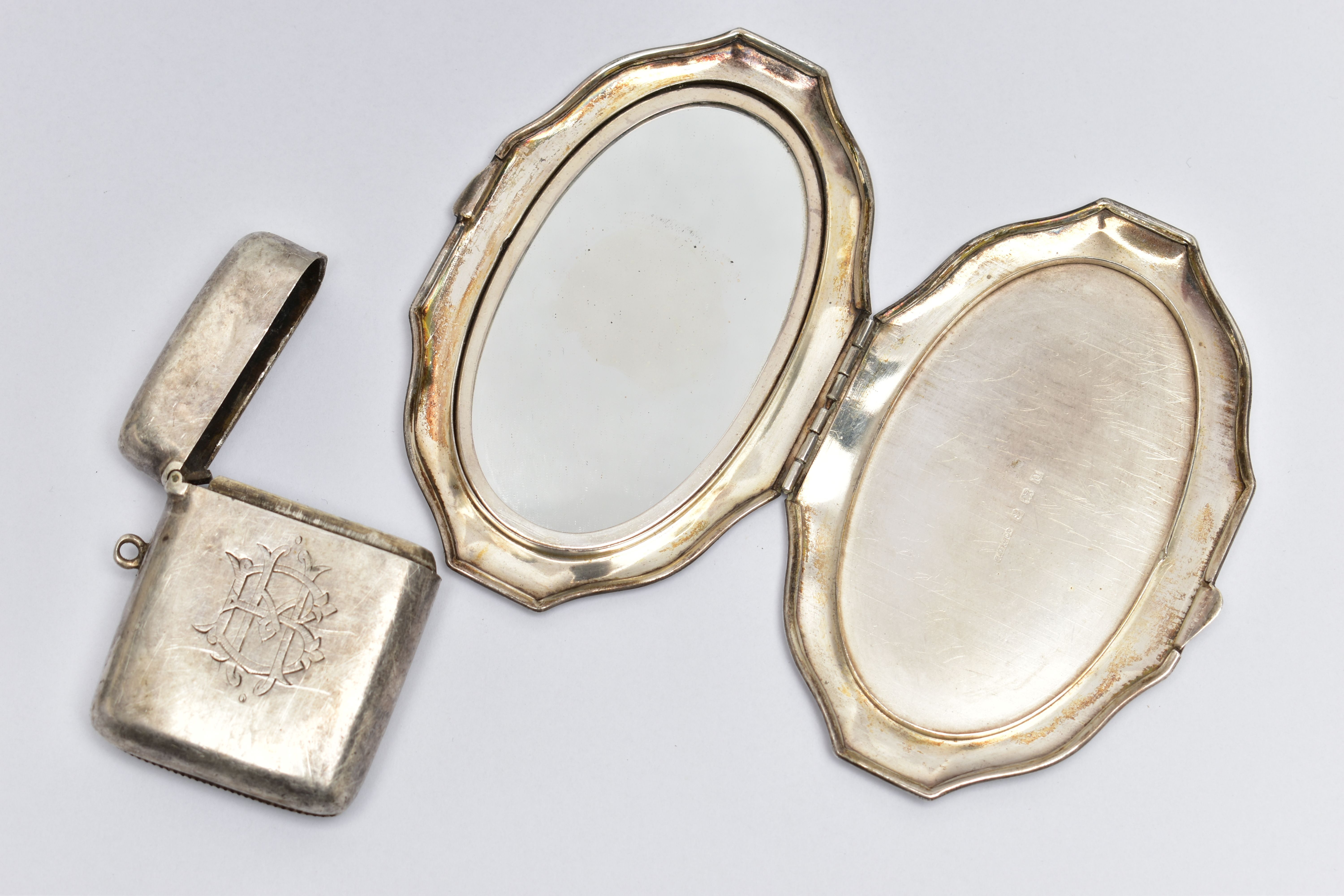 A SILVER VESTA CASE AND A COMPACT, the vesta of a rounded rectangular form, polished design with - Image 3 of 4