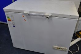 A SCANDINOVA CF105C CHEST FREEZER measuring width 103cm x depth 66cm x height 84cm (PAT pass and