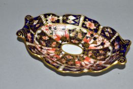 A ROYAL CROWN DERBY IMARI 2451 TRINKET DISH, of scalloped oval form with scrolling handles,
