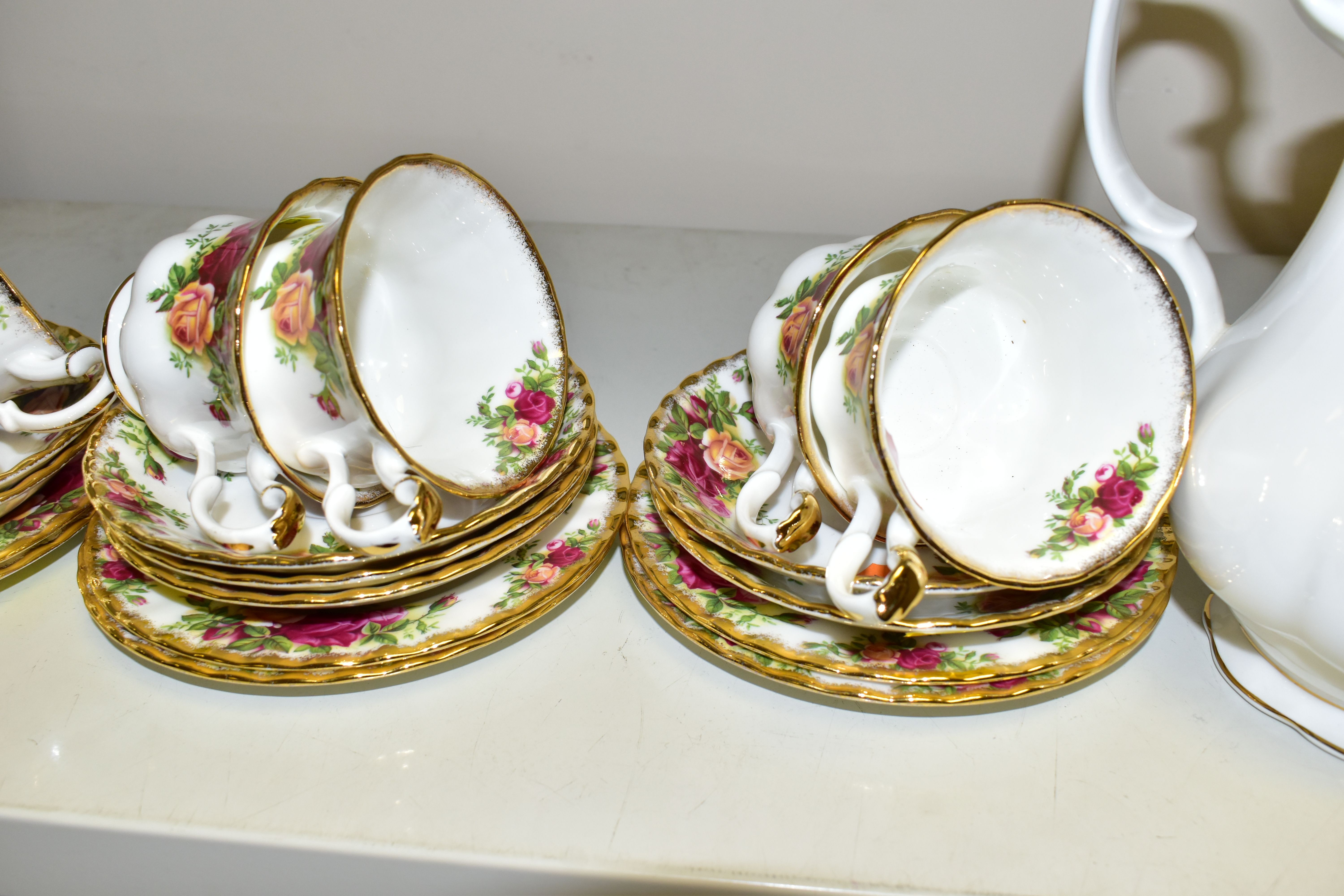 A TWENTY PIECE ROYAL ALBERT OLD COUNTRY ROSES PART COFFEE/TEA SET, comprising a coffee pot, six - Image 4 of 4