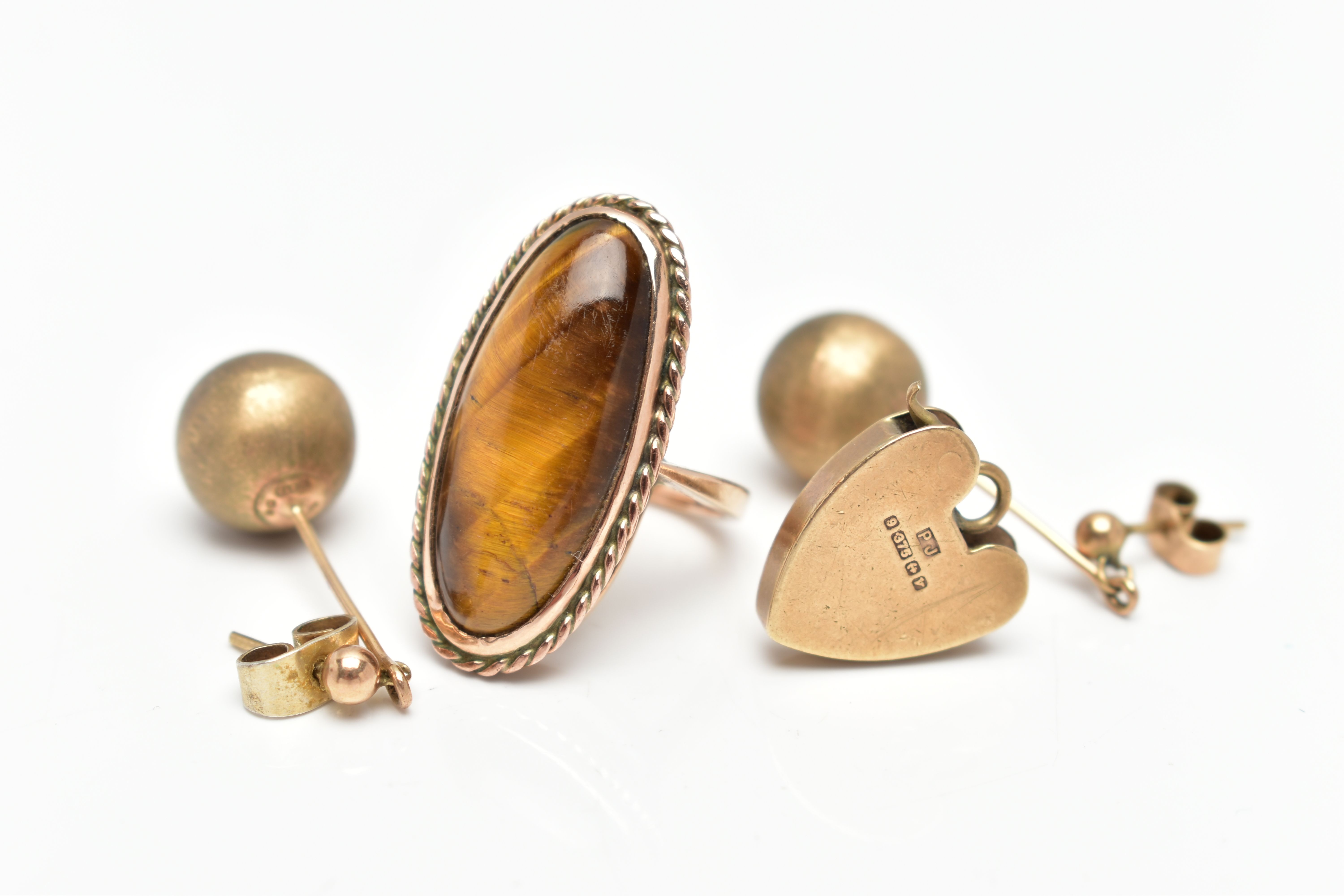 9CT GOLD AND YELLOW METAL JEWELLERY, a rose gold AF heart clasp, engraved with four screw details, - Image 2 of 4