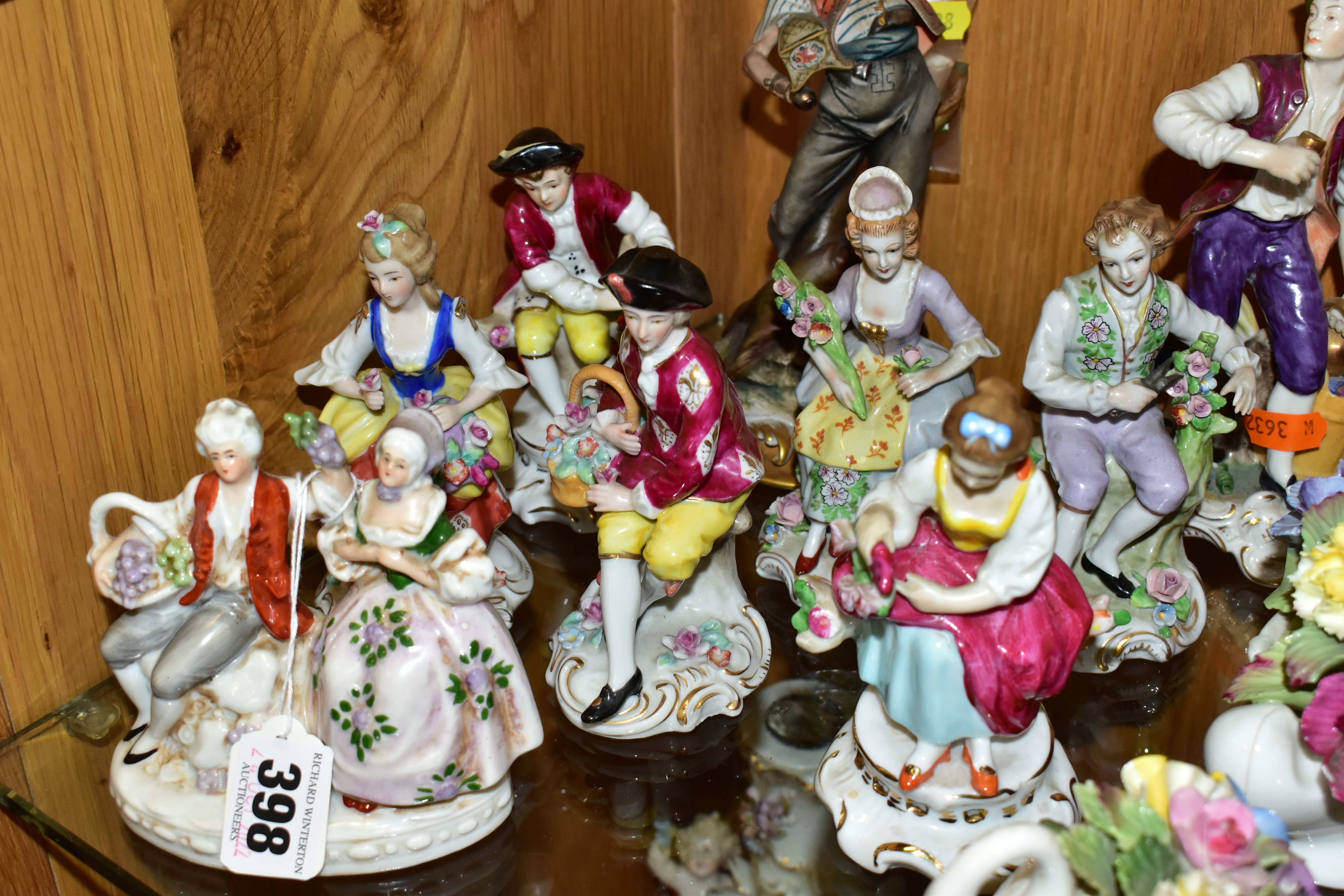 A GROUP OF CONTINENTAL PORCELAIN FIGURINES AND OTHER CERAMIC ORNAMENTS, to include a pair of - Image 5 of 8
