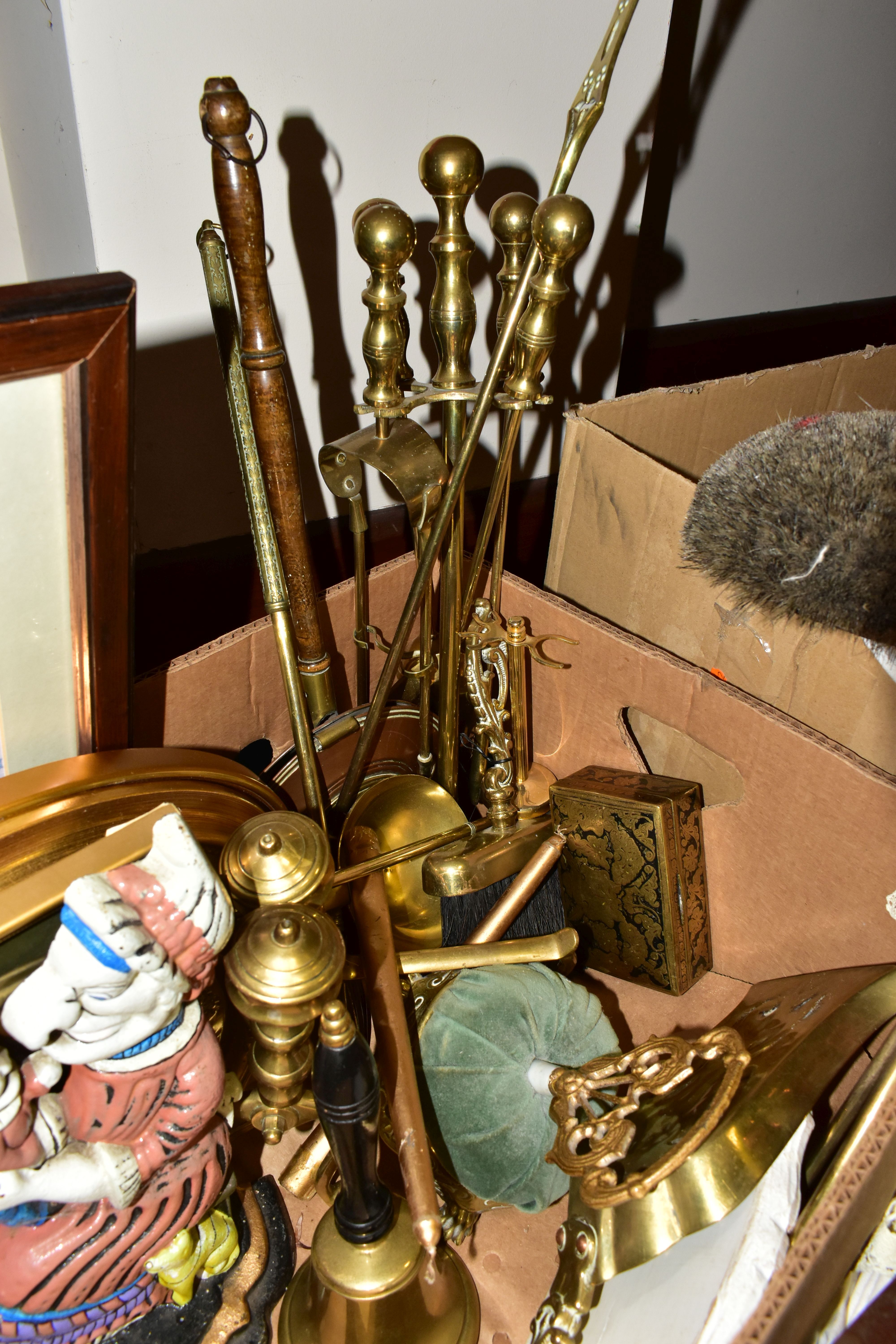 TWO BOXES AND LOOSE METALWARES, TREEN, TABLE LINEN, ETC, to include a large pair of brass fire - Image 8 of 12