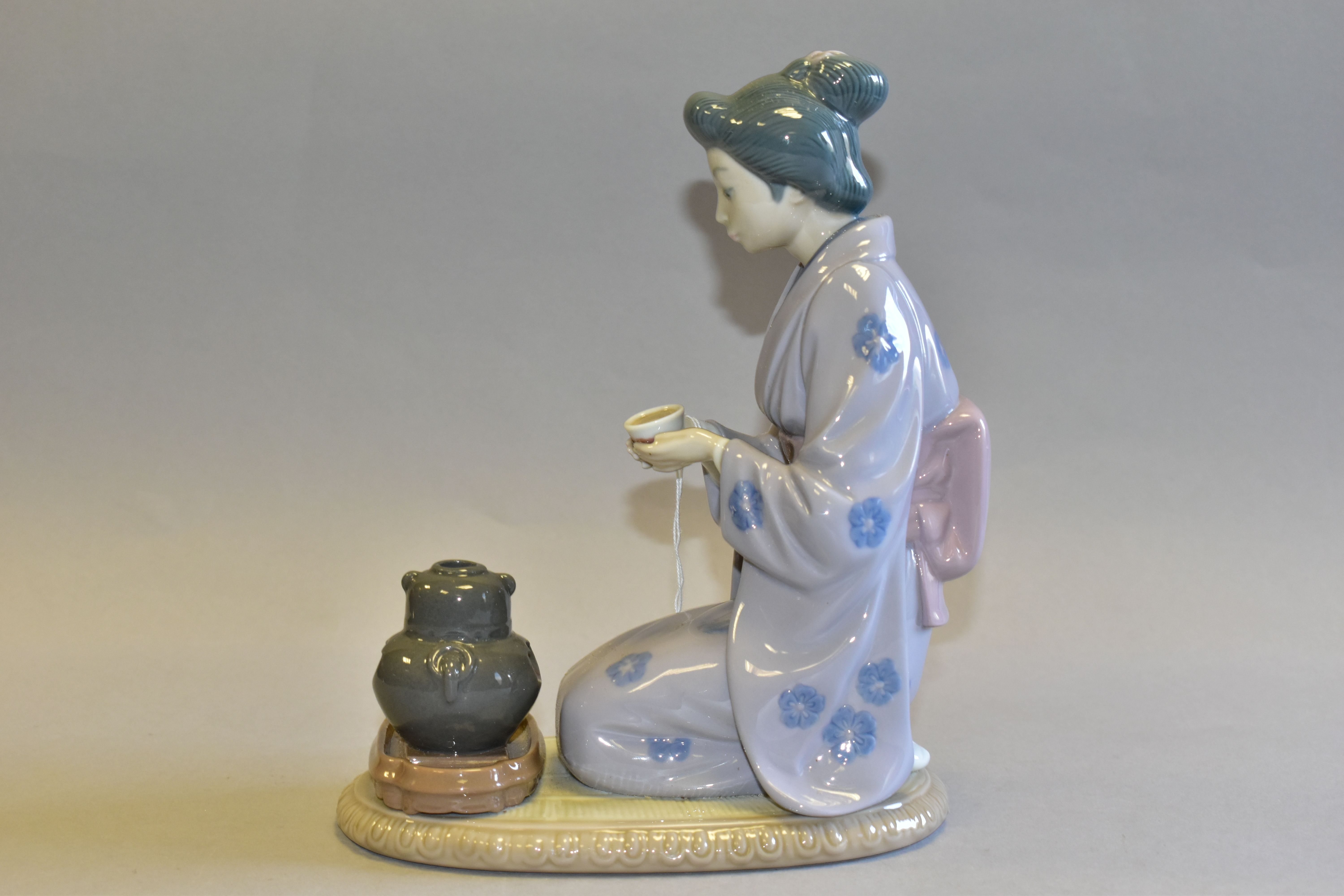 A BOXED LLADRO 'JAPANESE GIRL SERVING TEA', model no 5122, sculptor Victor Martinez, issued in - Image 3 of 6