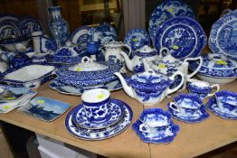 A QUANTITY OF BLUE AND WHITE TRANSFER PRINTED WARES ETC, to include tea cups, saucers, side