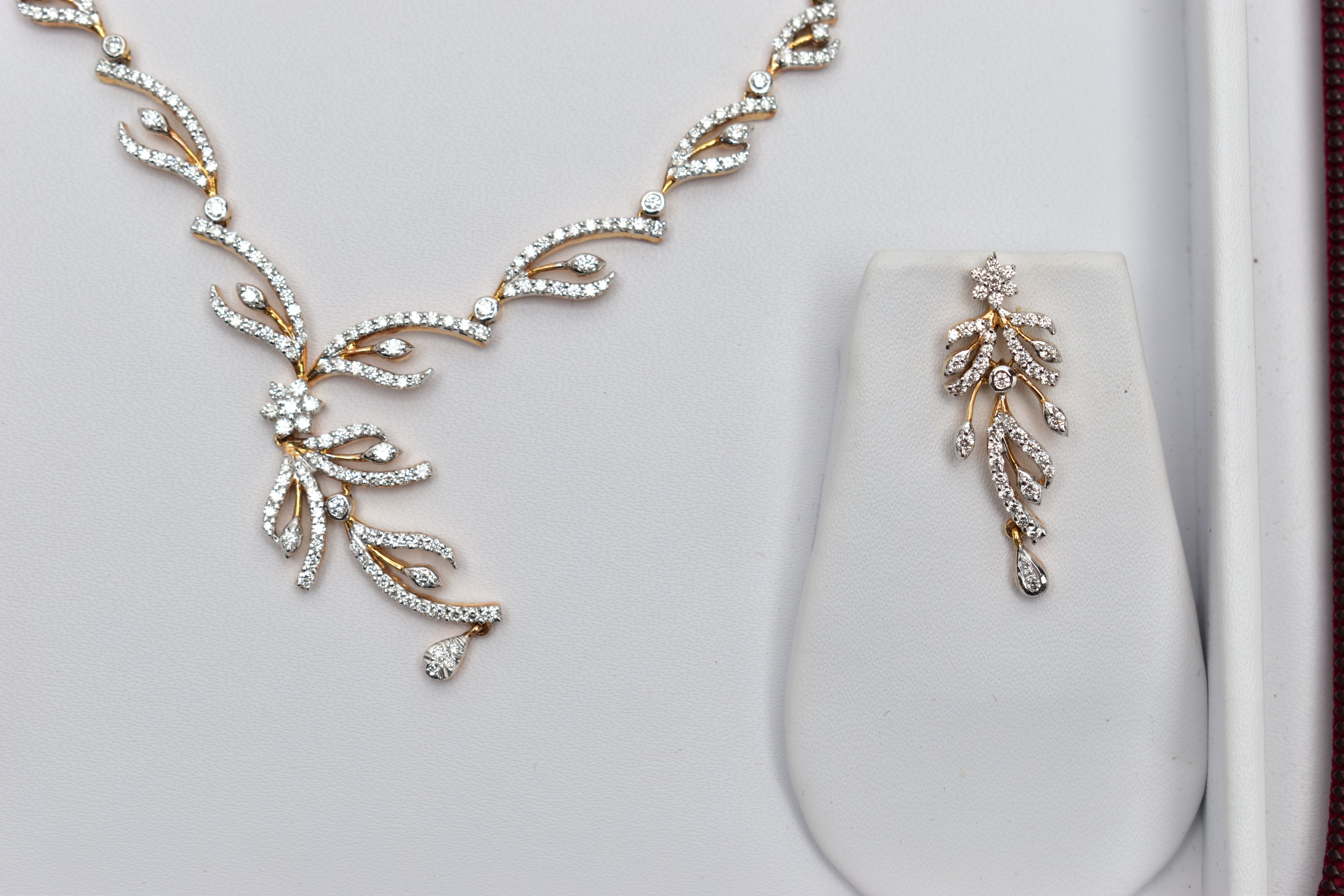 A DIAMOND NECKLACE AND EARRING SET, WITH ONLINE IGI NATURAL DIAMOND GRADING REPORT, the necklace - Image 2 of 4