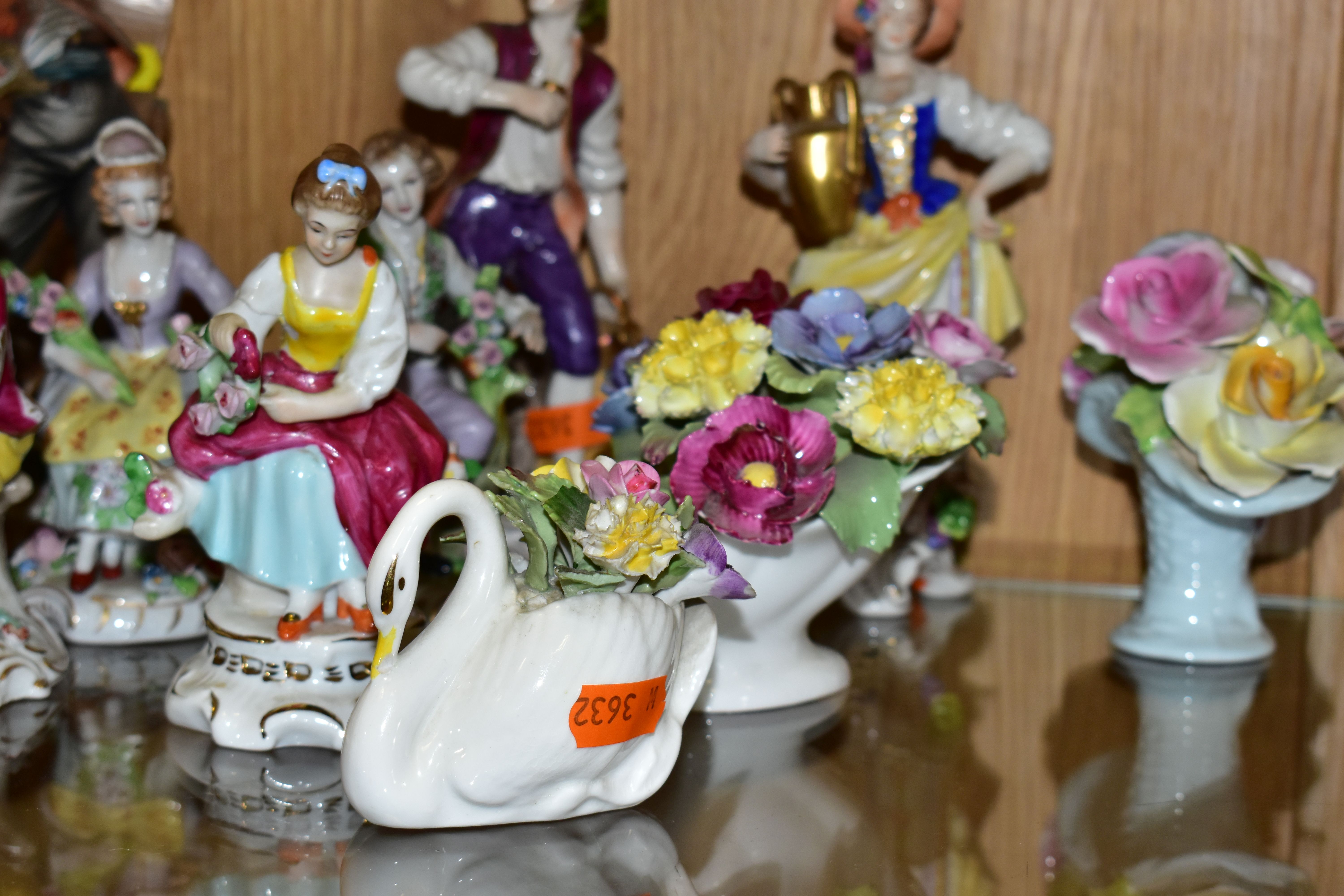 A GROUP OF CONTINENTAL PORCELAIN FIGURINES AND OTHER CERAMIC ORNAMENTS, to include a pair of - Image 3 of 8