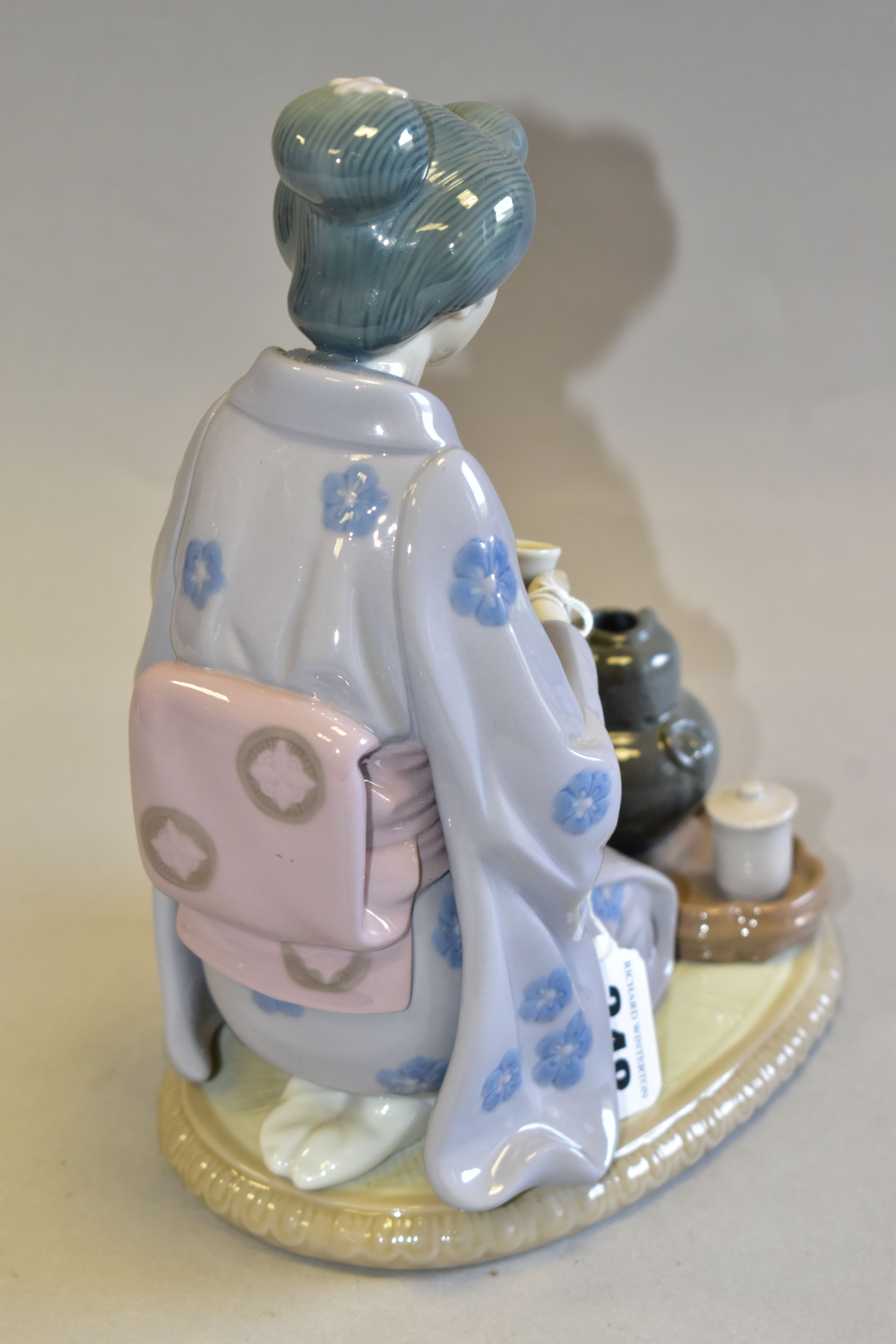 A BOXED LLADRO 'JAPANESE GIRL SERVING TEA', model no 5122, sculptor Victor Martinez, issued in - Image 4 of 6