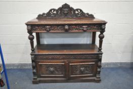 AN EARLY 20TH CENTURY OAK BUFFET, with carved and pierced raised back and central Lion mask, '