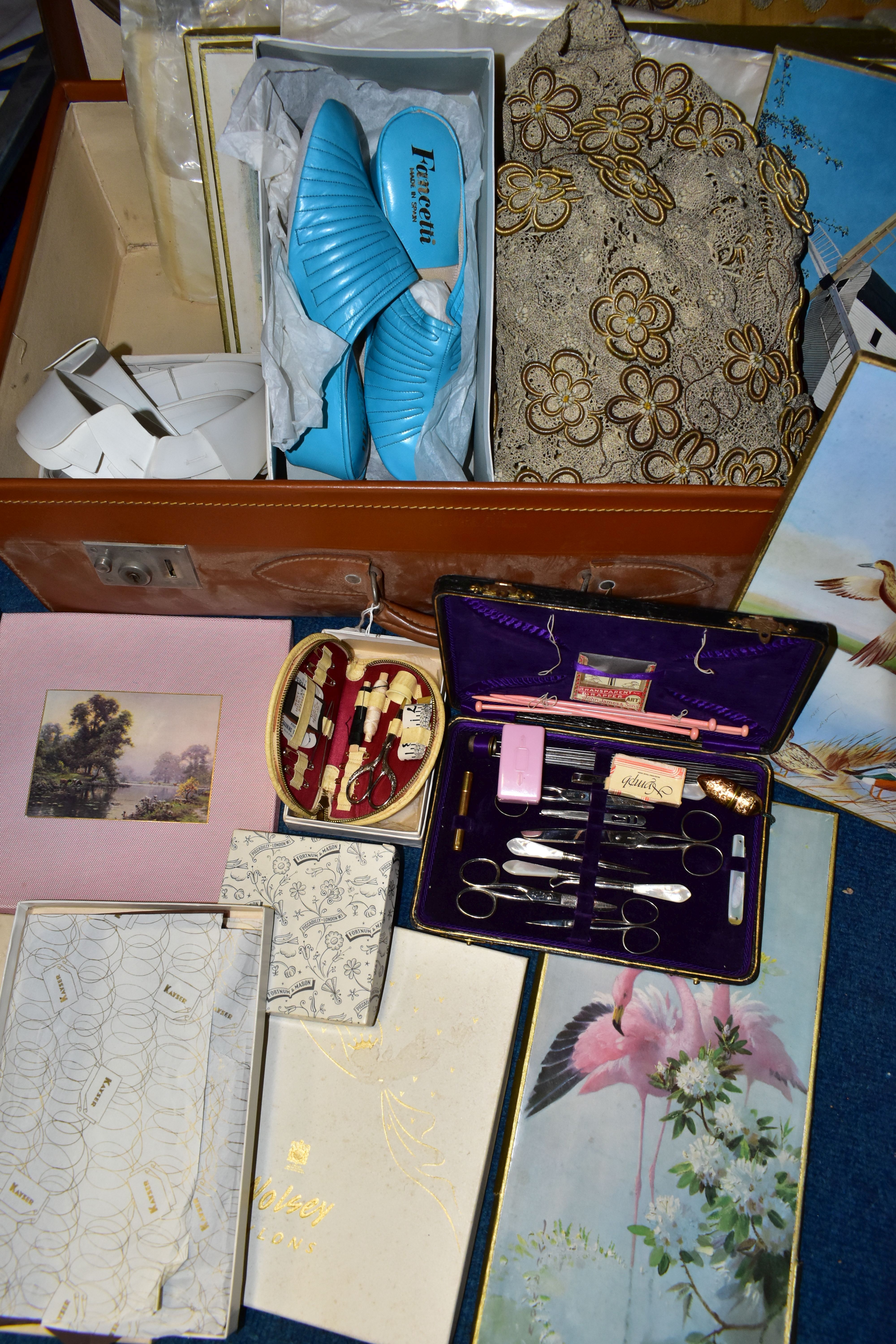 A VINTAGE ANTLER SUITCASE CONTAINING VINTAGE FASHION ACCESSORIES AND NEEDLEWORK, to include a - Image 10 of 11