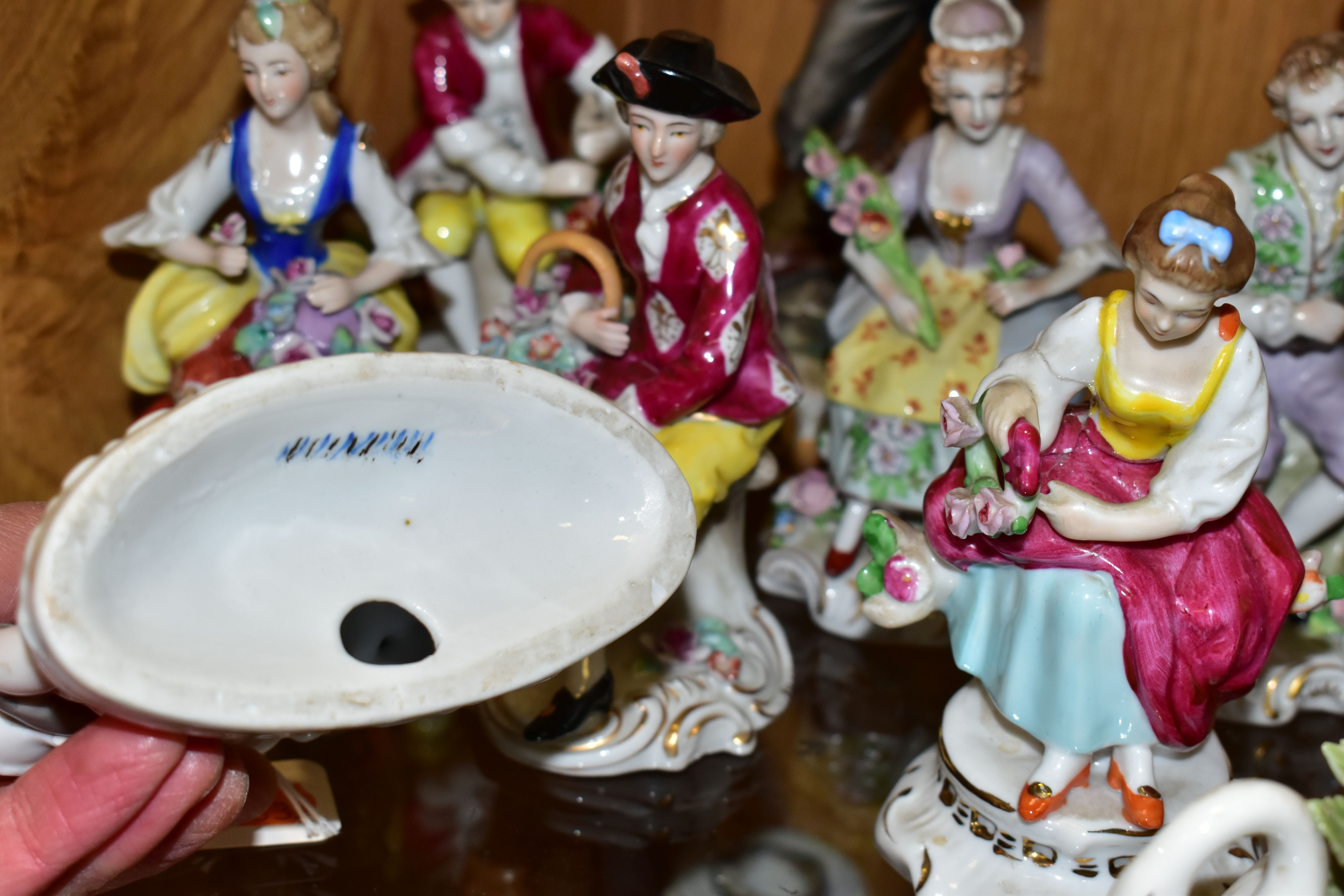 A GROUP OF CONTINENTAL PORCELAIN FIGURINES AND OTHER CERAMIC ORNAMENTS, to include a pair of - Image 8 of 8