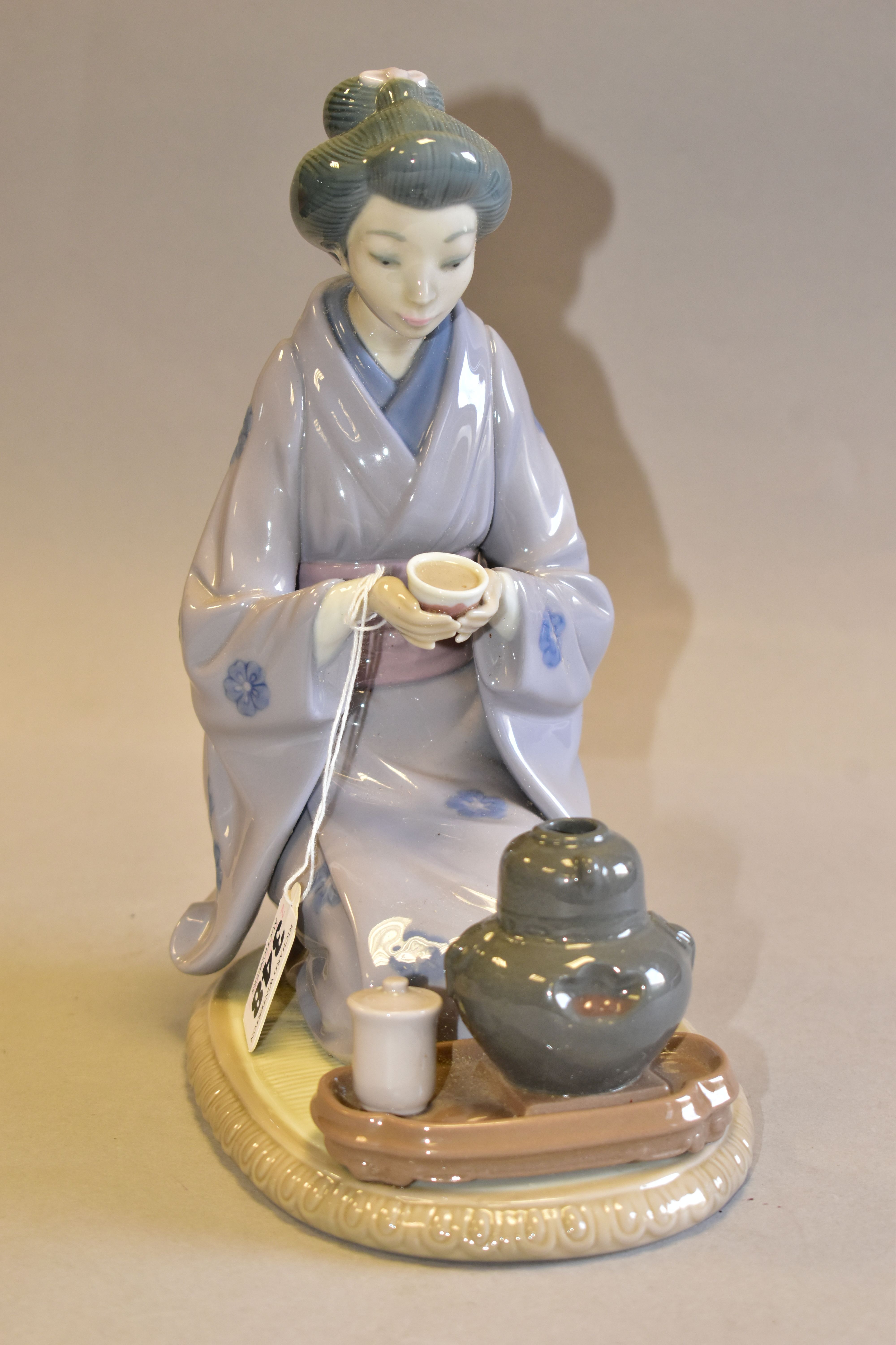 A BOXED LLADRO 'JAPANESE GIRL SERVING TEA', model no 5122, sculptor Victor Martinez, issued in - Image 2 of 6
