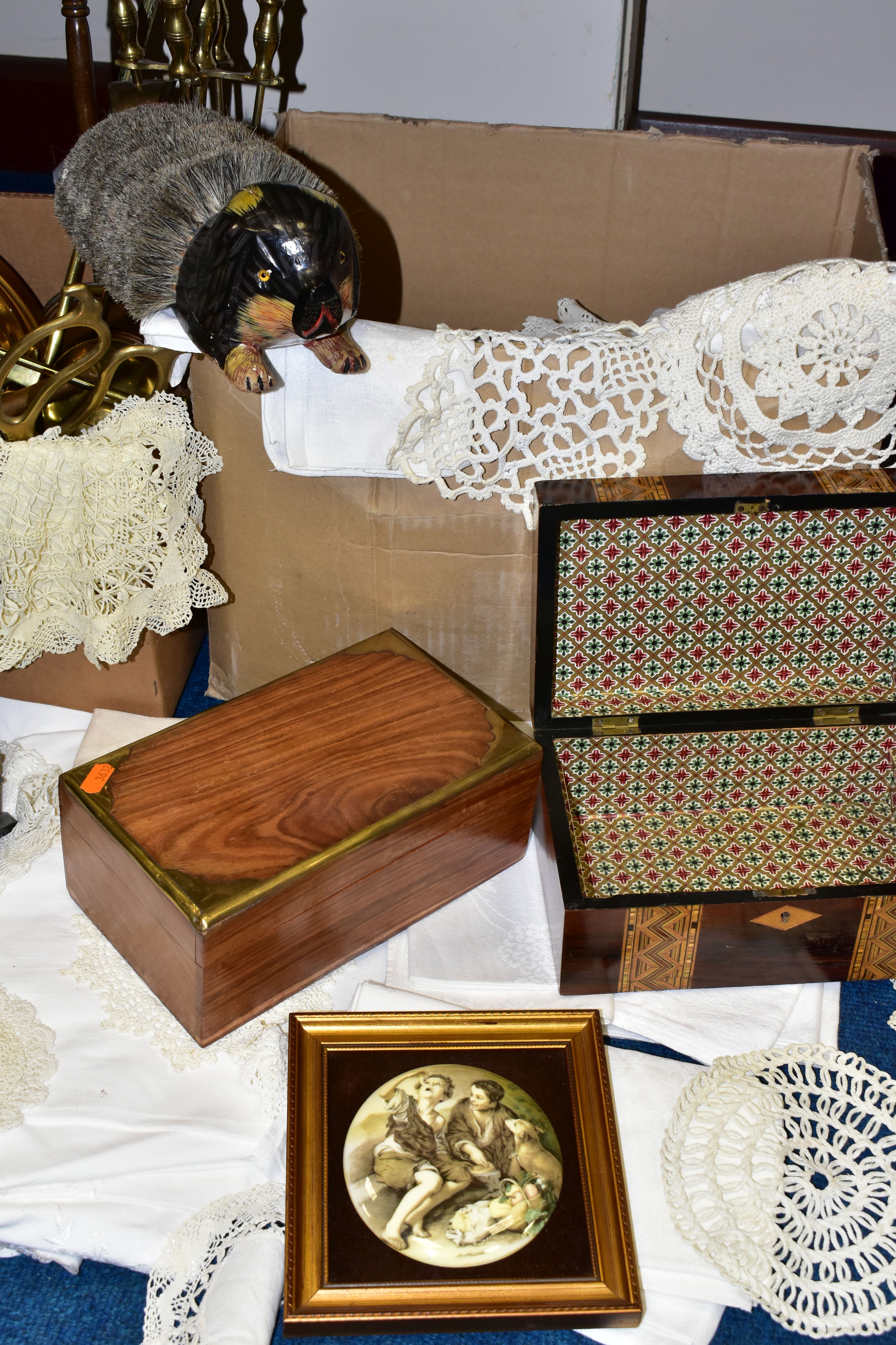 TWO BOXES AND LOOSE METALWARES, TREEN, TABLE LINEN, ETC, to include a large pair of brass fire - Image 4 of 12