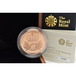 A ROYAL MINT 2010 UNITED KINGDOM GOLD PROOF £5 COIN, 39.94 grams, 38.61mm, obverse depicting Queen