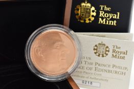 A ROYAL MINT 2011 'HRH THE PRINCE PHILLIP, DUKE OF EDINBURGH' FIVE POUND GOLD PROOF COIN, 39.94