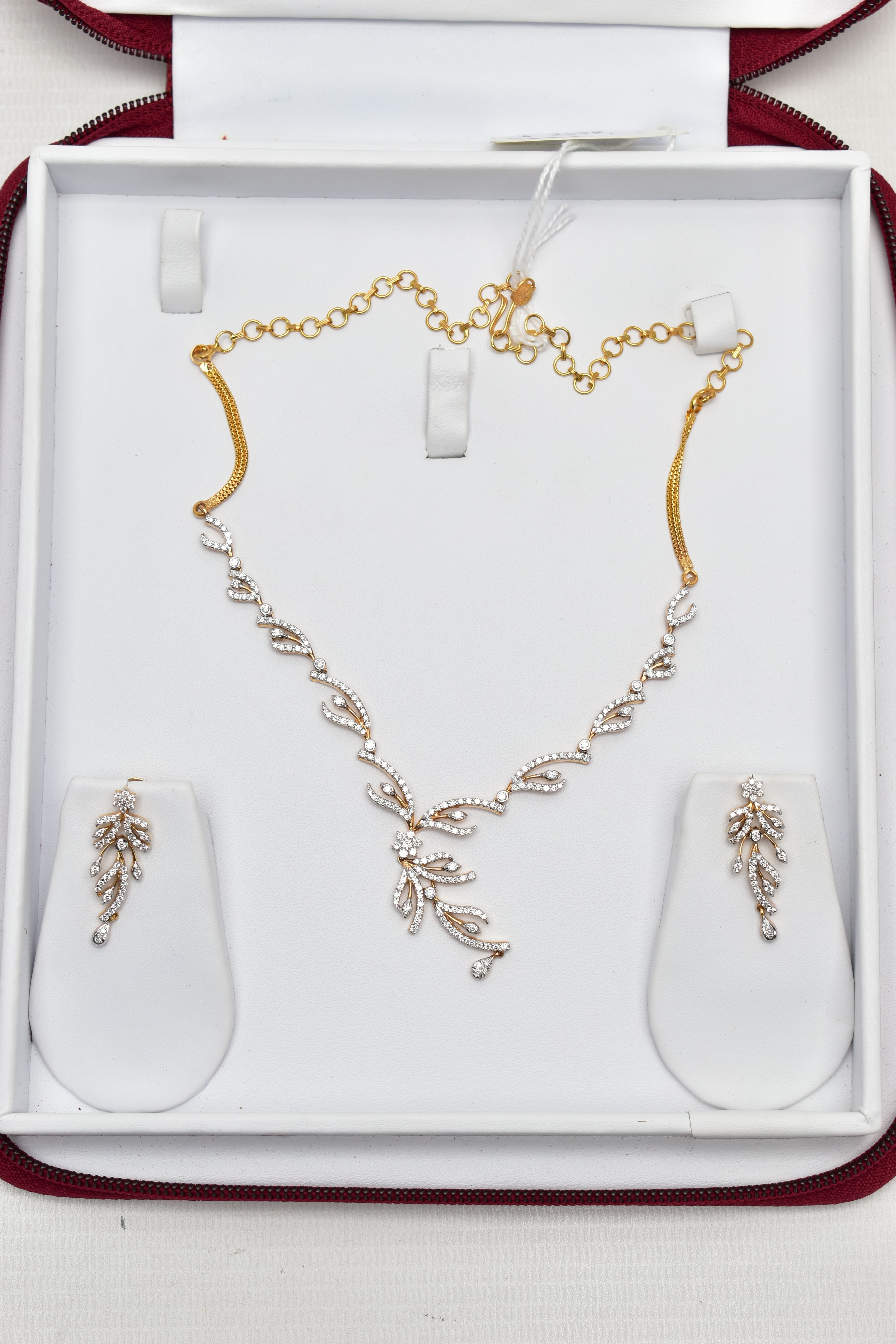 A DIAMOND NECKLACE AND EARRING SET, WITH ONLINE IGI NATURAL DIAMOND GRADING REPORT, the necklace