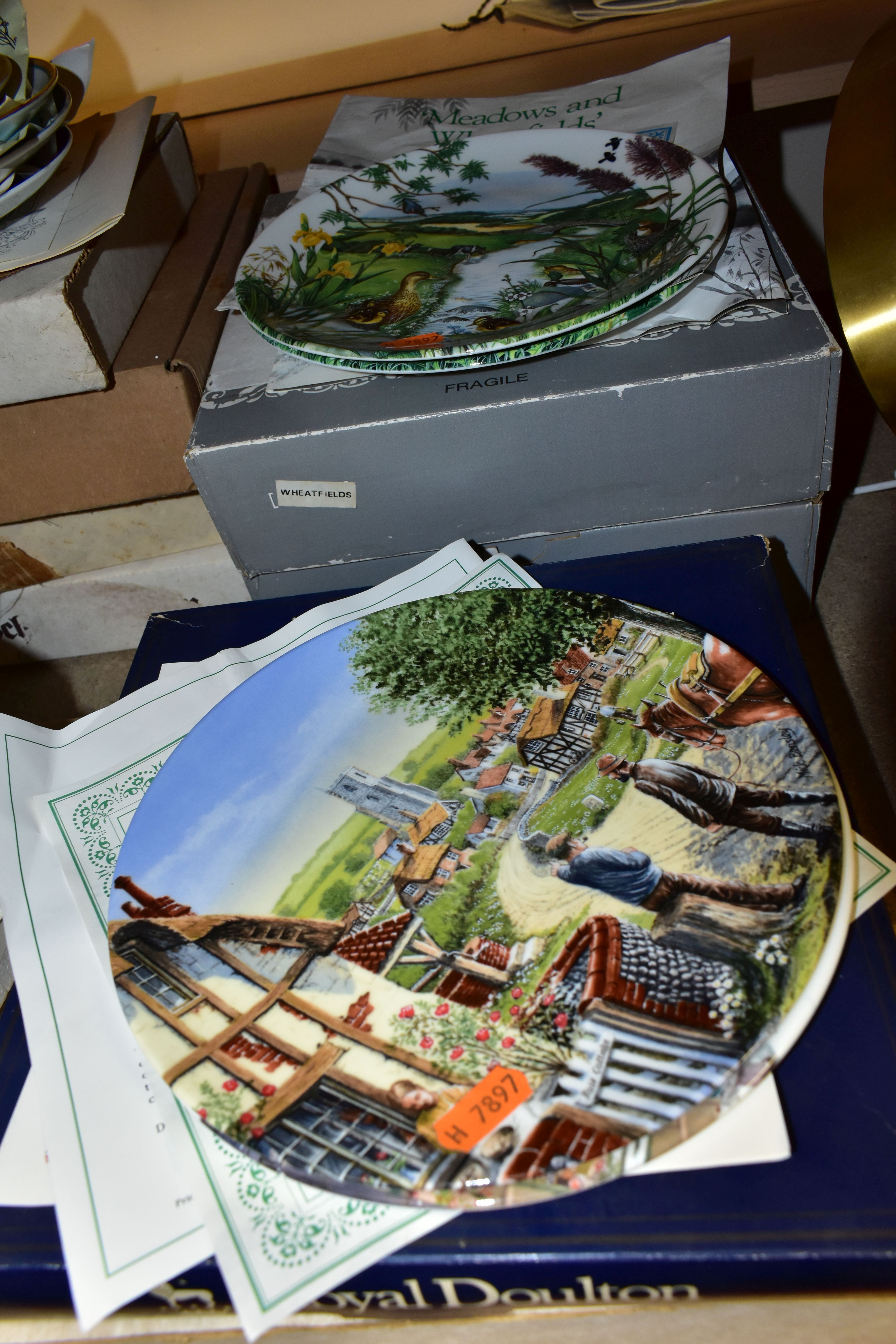 A QUANTITY OF CABINET PLATES, comprising a set of six Royal Doulton 'Christmas Carols' series 1983- - Image 5 of 6